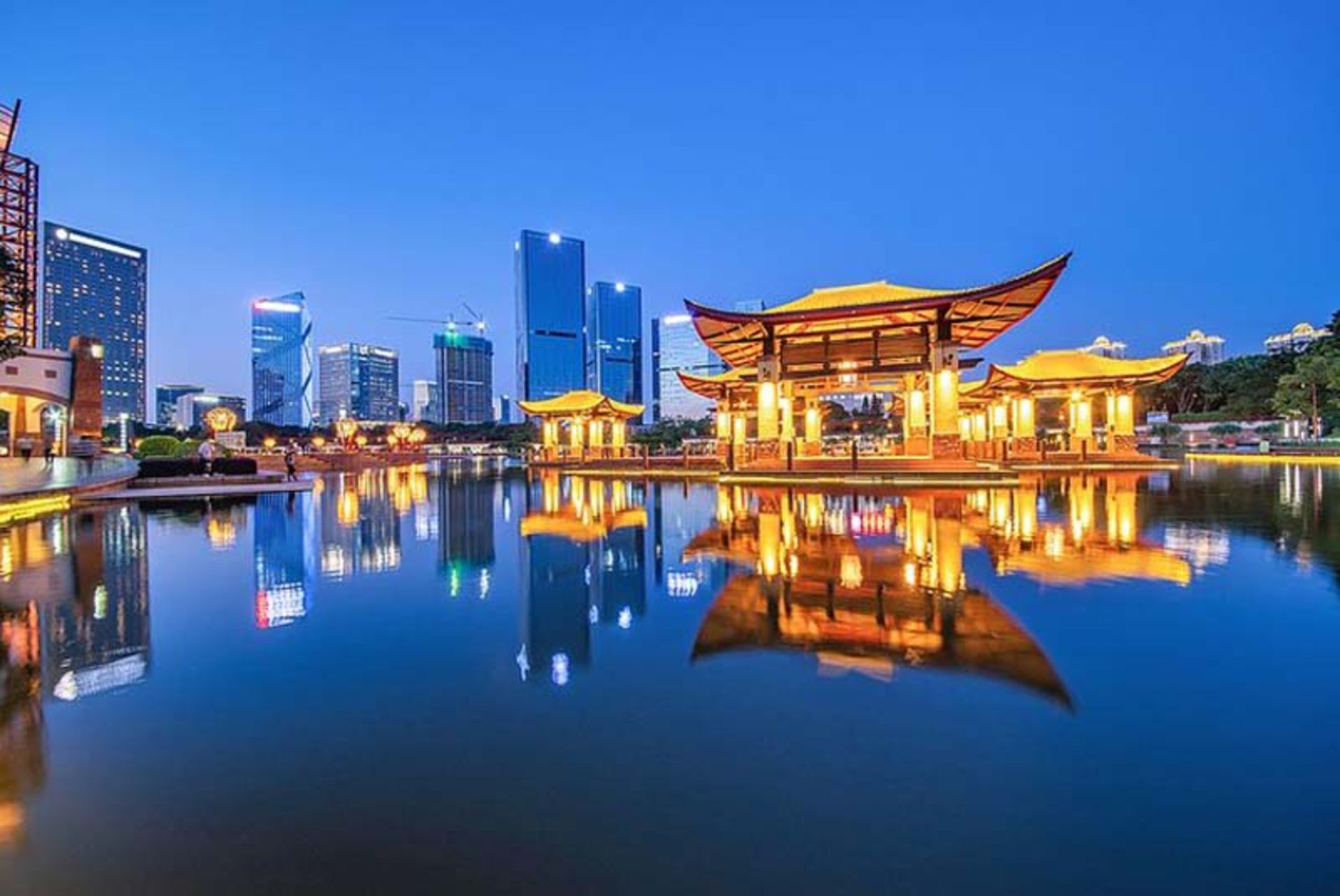 همجواری ساختمان های قدیمی و جدید در شهر فوشان (Foshan)