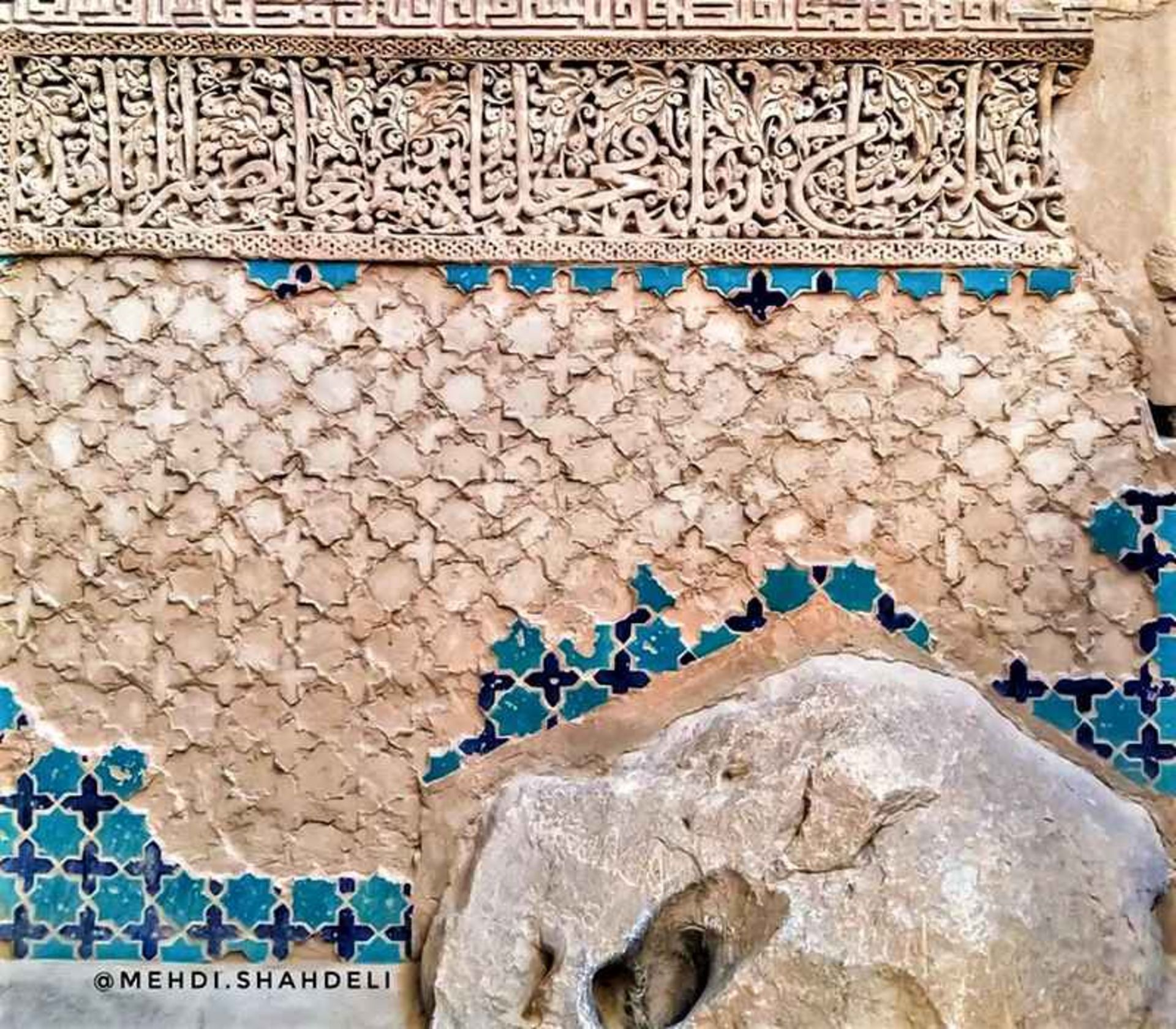 کاشی‌کاری و گچ‌بری در عمارت پیربکران، منبع عکس: اینستاگرام mehdi.shahdeli@، عکاس: مهدی شاه‌دلی