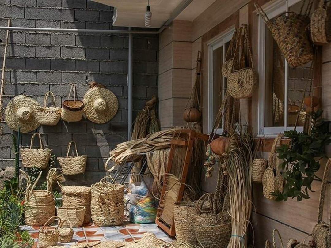 حصیر بافی؛ منبع عکس: وب‌سایت Ir-handicrafts.ir؛ عکاس: نامشخص