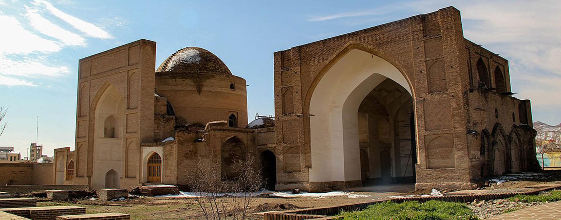 مقبره قطب الدین حیدر؛ منبع عکس: ویکی‌مدیا؛ عکاس: آزاده یاربی