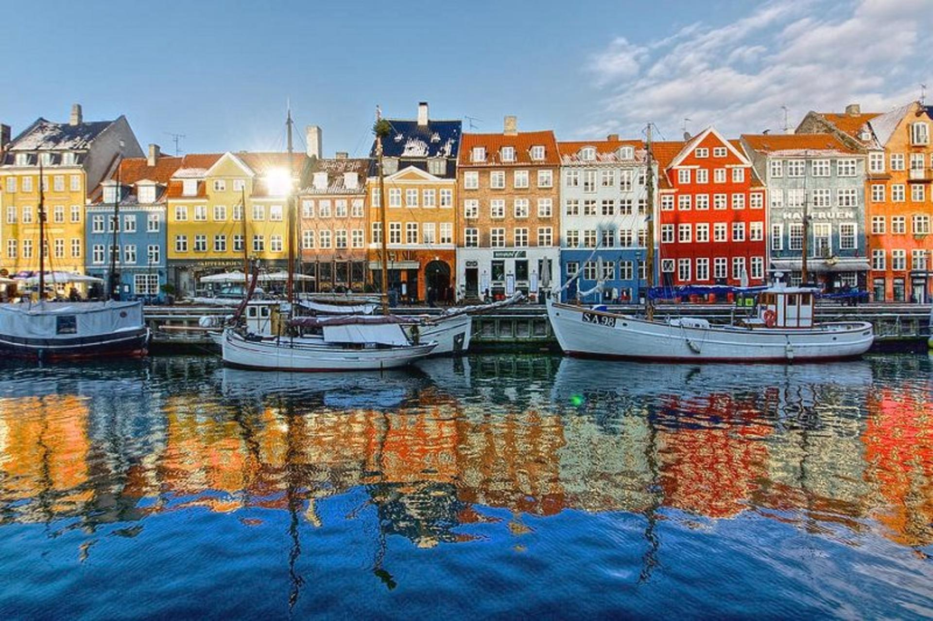 خیابان Nyhavn, Copenhagen, Denmark؛ منبع عکس: وب‌سایت Photos.com، عکاس: نامشخص