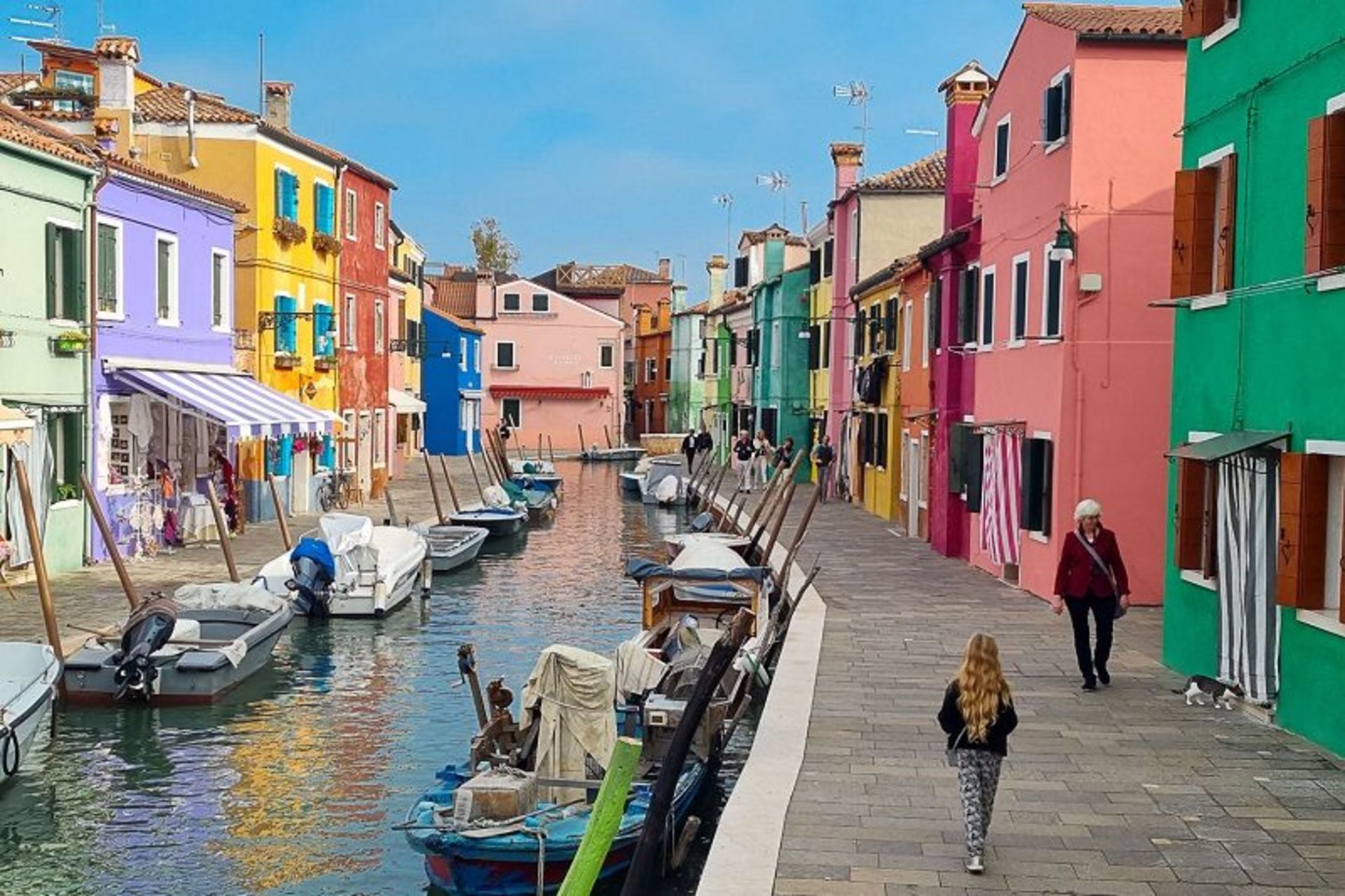 خیابان Burano, Venice, Italy؛ منبع عکس: وب‌سایت Mummytravels.com، عکاس: نامشخص