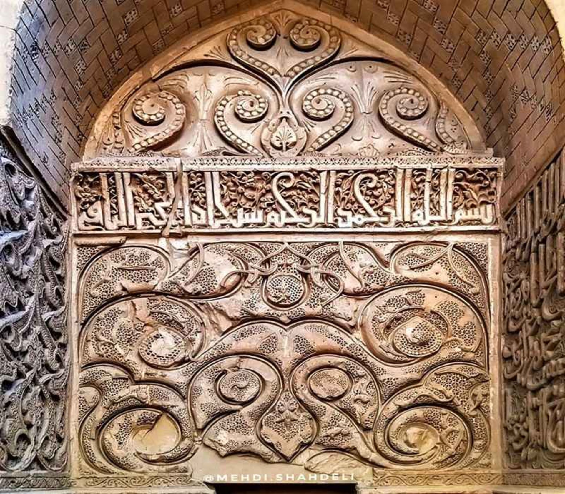 تزیینات گچی و خطاطی در عمارت پیربکران، منبع عکس: اینستاگرام mehdi.shahdeli@، عکاس: مهدی شاه‌دلی