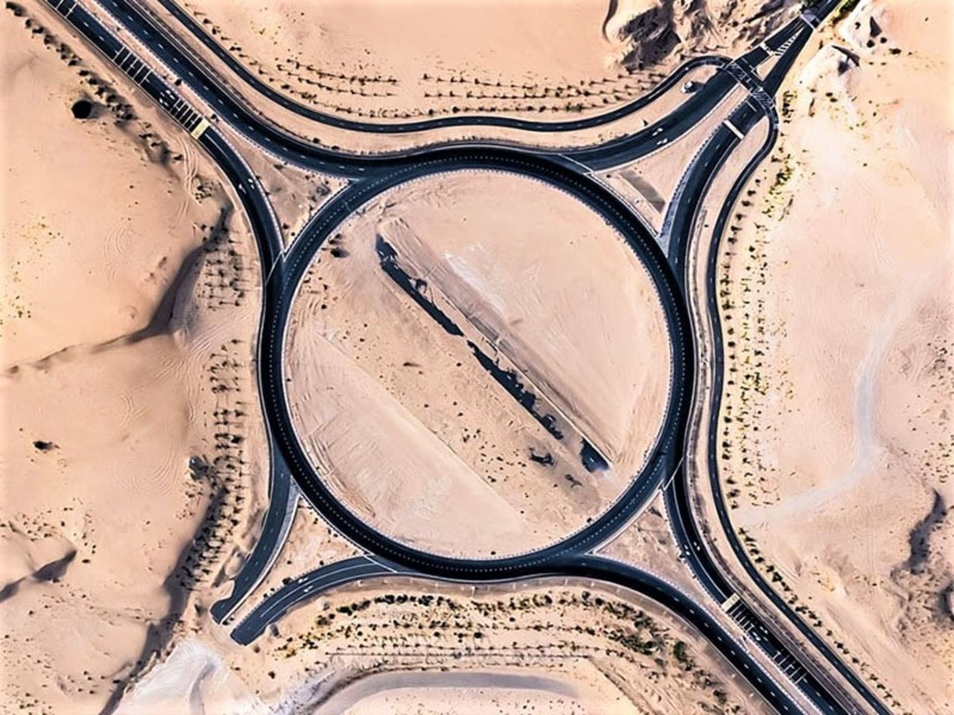 تقاطع جاده‌ها در صحرای دبی، منبع عکس: 121clicks.com، عکاس: Irenaeus Herok