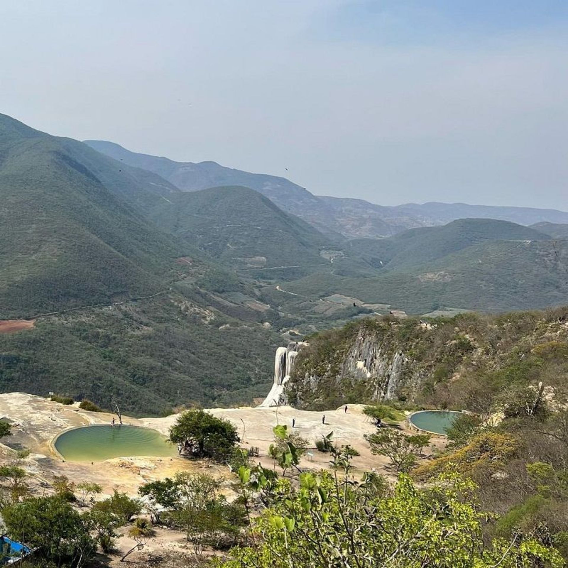 آبشار و حوضچه بالایی آن؛ منبع عکس: وب‌سایت Sailingstonetravel.com. عکاس: نامشخص