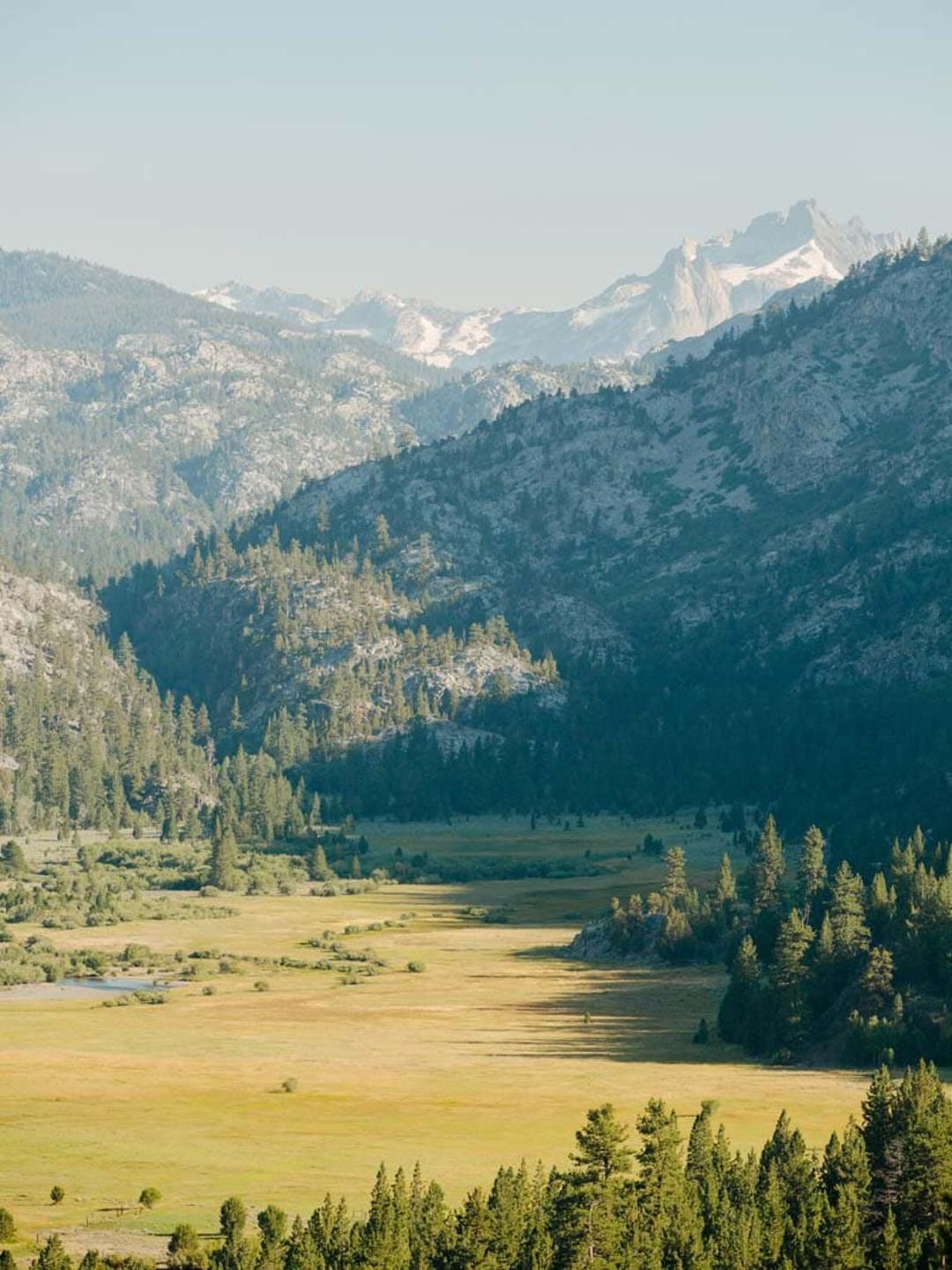 منظره‌ای از کوهستان و طبیعت زیبای کالیفرنیا