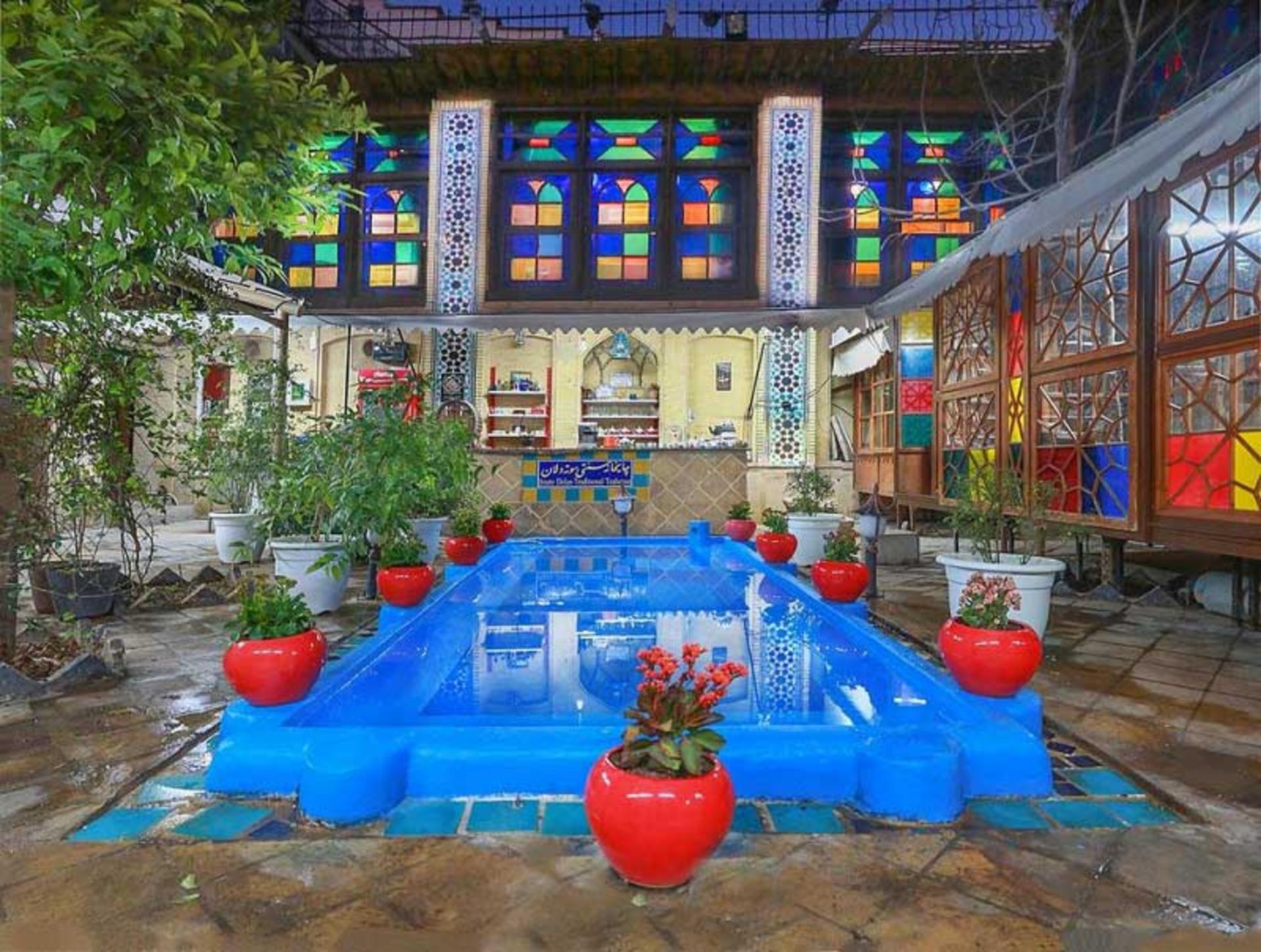 کافی‌شاپ در هتل سنتی نیایش شیراز؛ منبع عکس: وب‌سایت niayeshhotels.com؛ عکاس: نامشخص