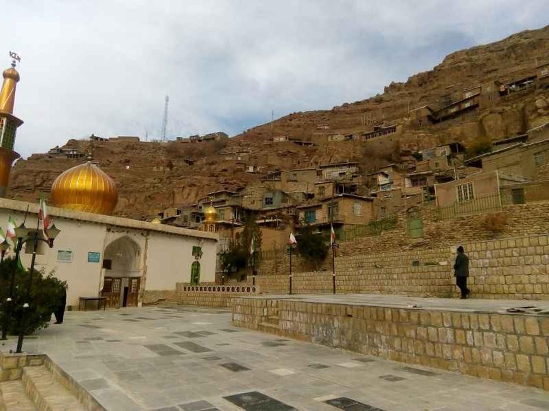 روستای اسفیدان و امامزاده معروف آن؛ منبع عکس: گوگل مپ؛ عکاس: حسینعلی اکبرزاده