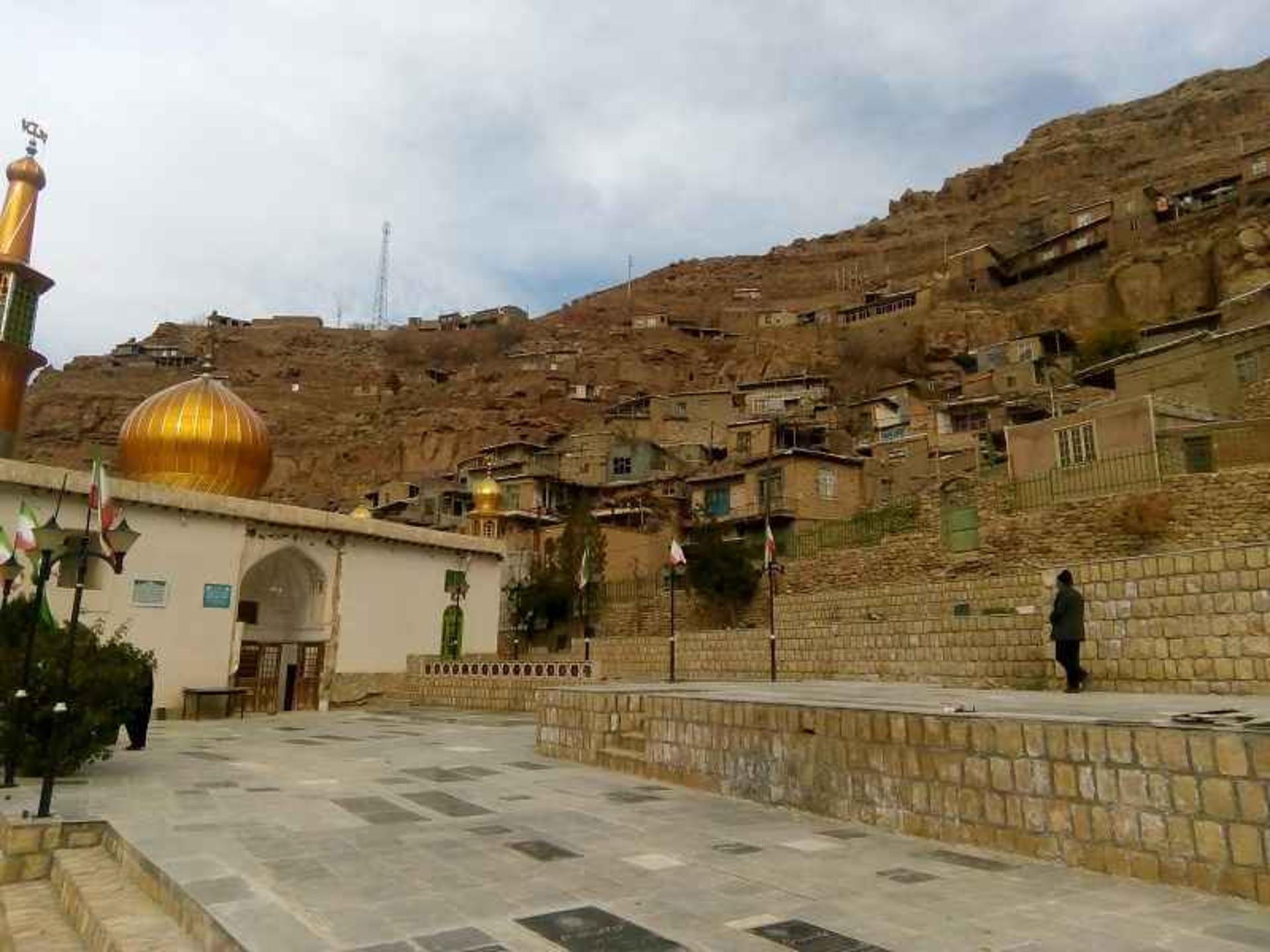 روستای اسفیدان و امامزاده معروف آن؛ منبع عکس: گوگل مپ؛ عکاس: حسینعلی اکبرزاده