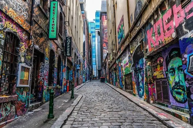 خیابان Hosier lane, melbourne Australia؛ منبع عکس: وب‌سایت Photohound.co، عکاس: نامشخص