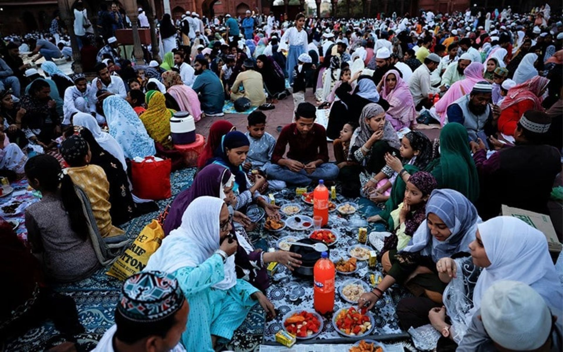 زنان روزه داری در حال افطار