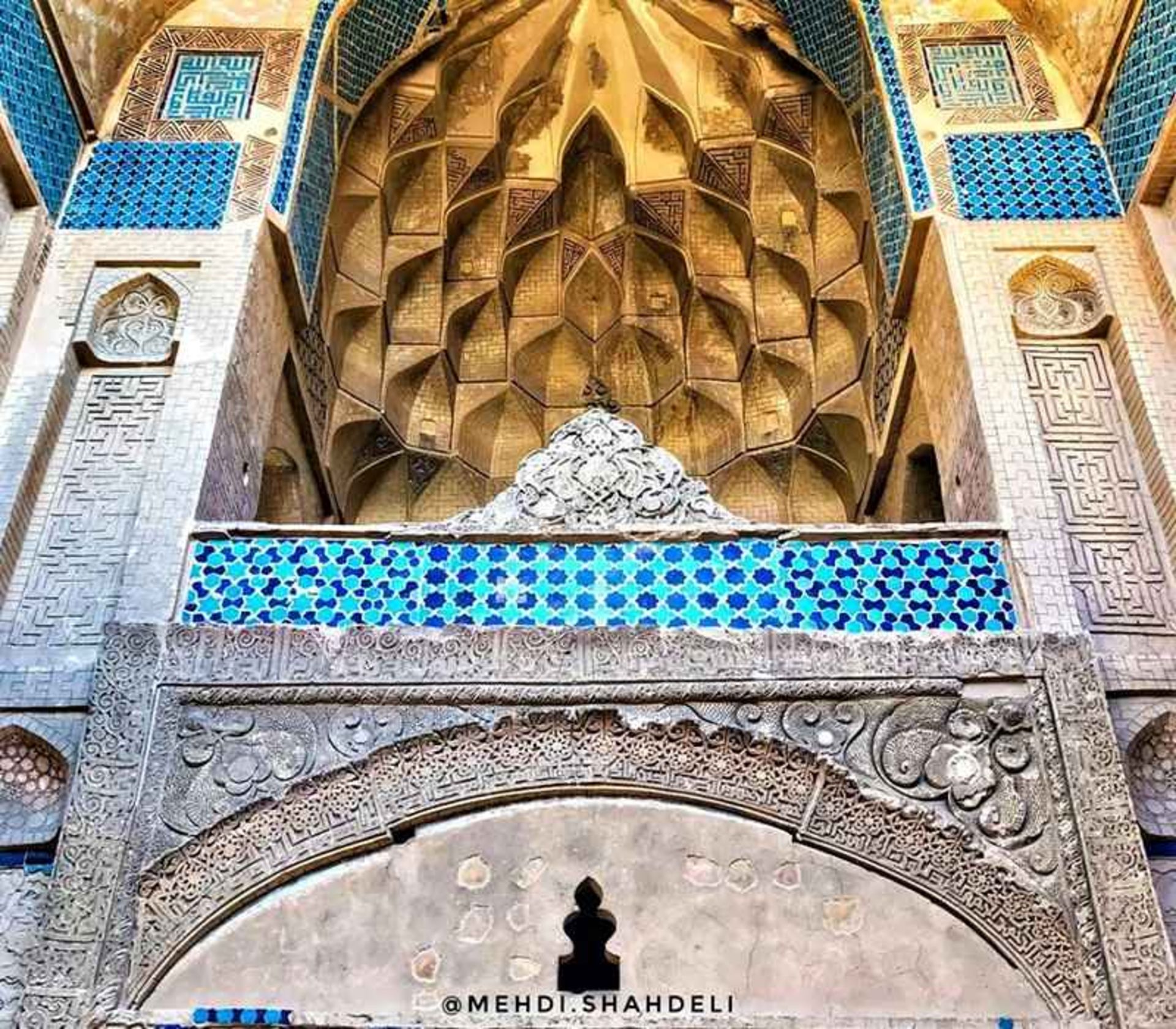 ایوان مرتفع عمارت پیربکران، منبع عکس: اینستاگرام mehdi.shahdeli@، عکاس: مهدی شاه‌دلی