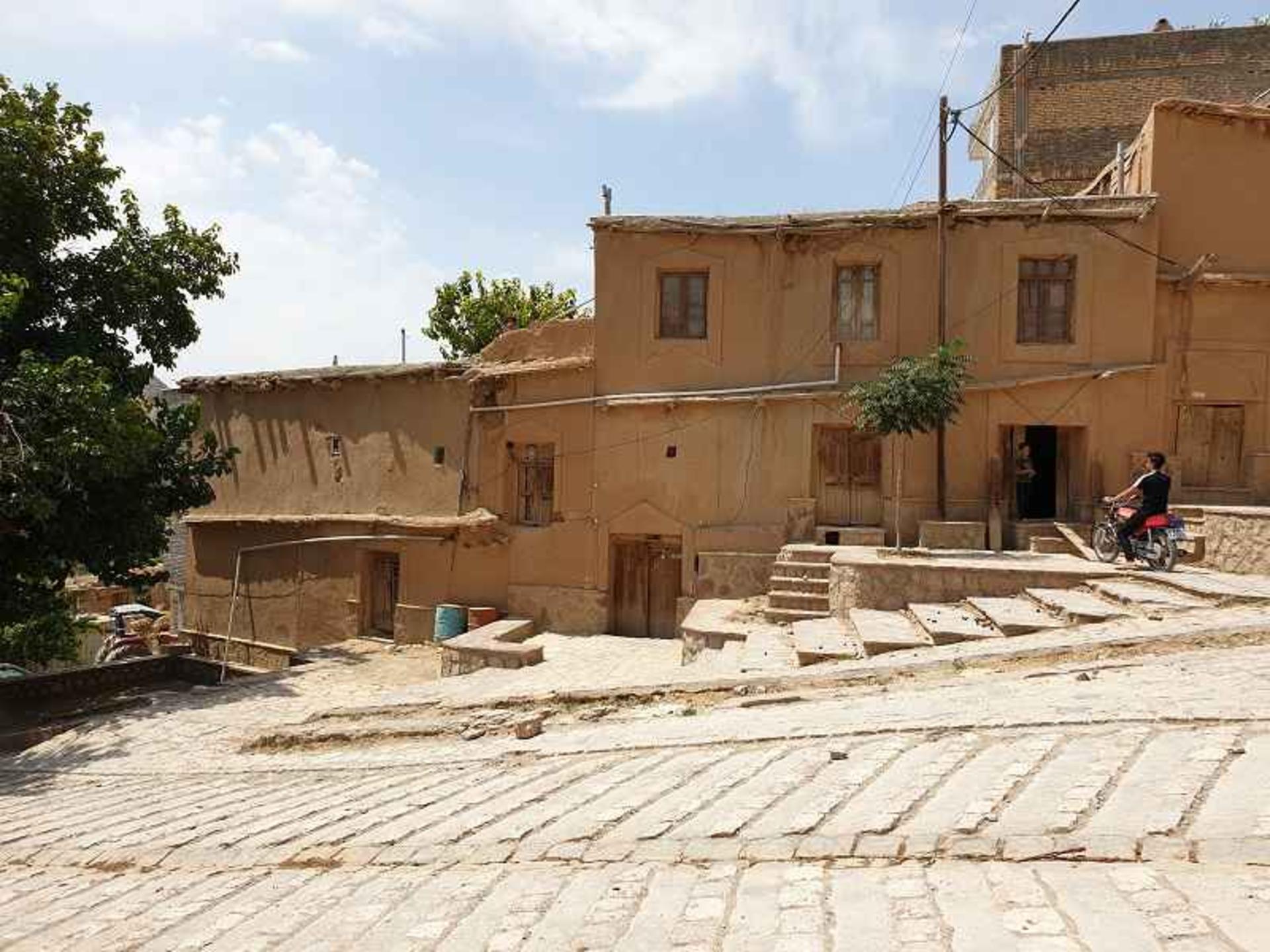 معابر پلکانی و شیب‌دار روستای رویین؛ منبع عکس: گوگل مپ؛ عکاس: علیرضا کوهستانی کوشکی