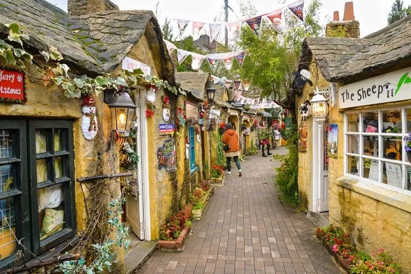 خیابان Yufuin Floral Village. Oita, Japan؛ منبع عکس: وب‌سایت Housebeautiful.com. عکاس: Nirad