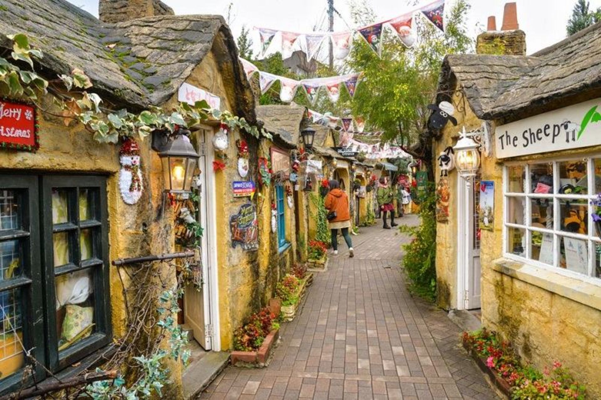 خیابان Yufuin Floral Village. Oita, Japan؛ منبع عکس: وب‌سایت Housebeautiful.com. عکاس: Nirad