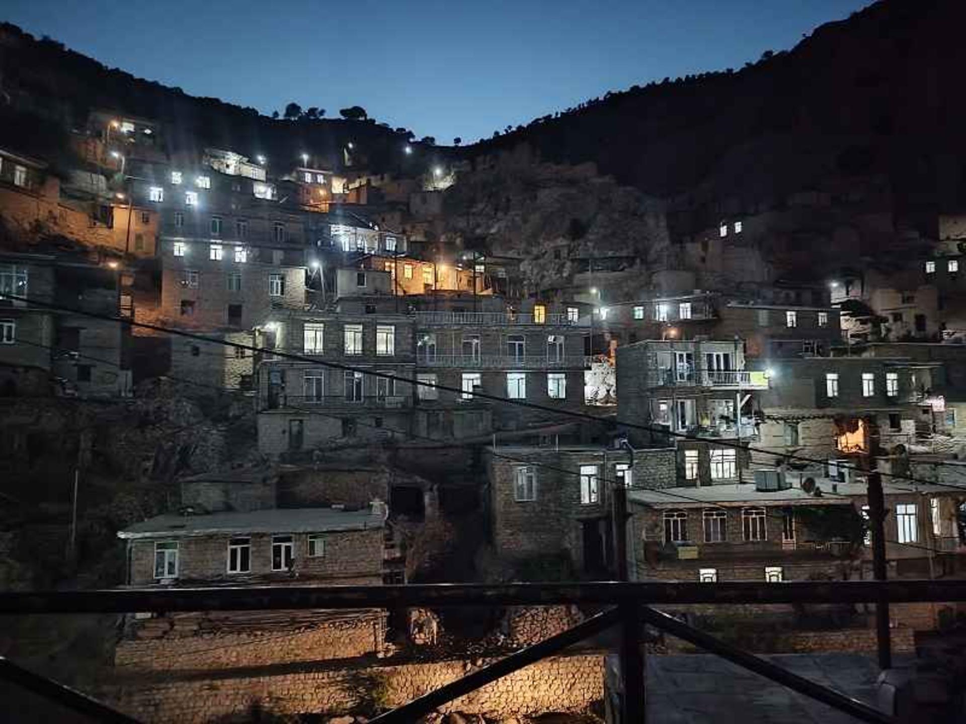 چشم‌اندازی شبانه از روستای پلکانی پالنگان کردستان؛ منبع عکس: گوگل مپ؛ عکاس: یاسین صمدی