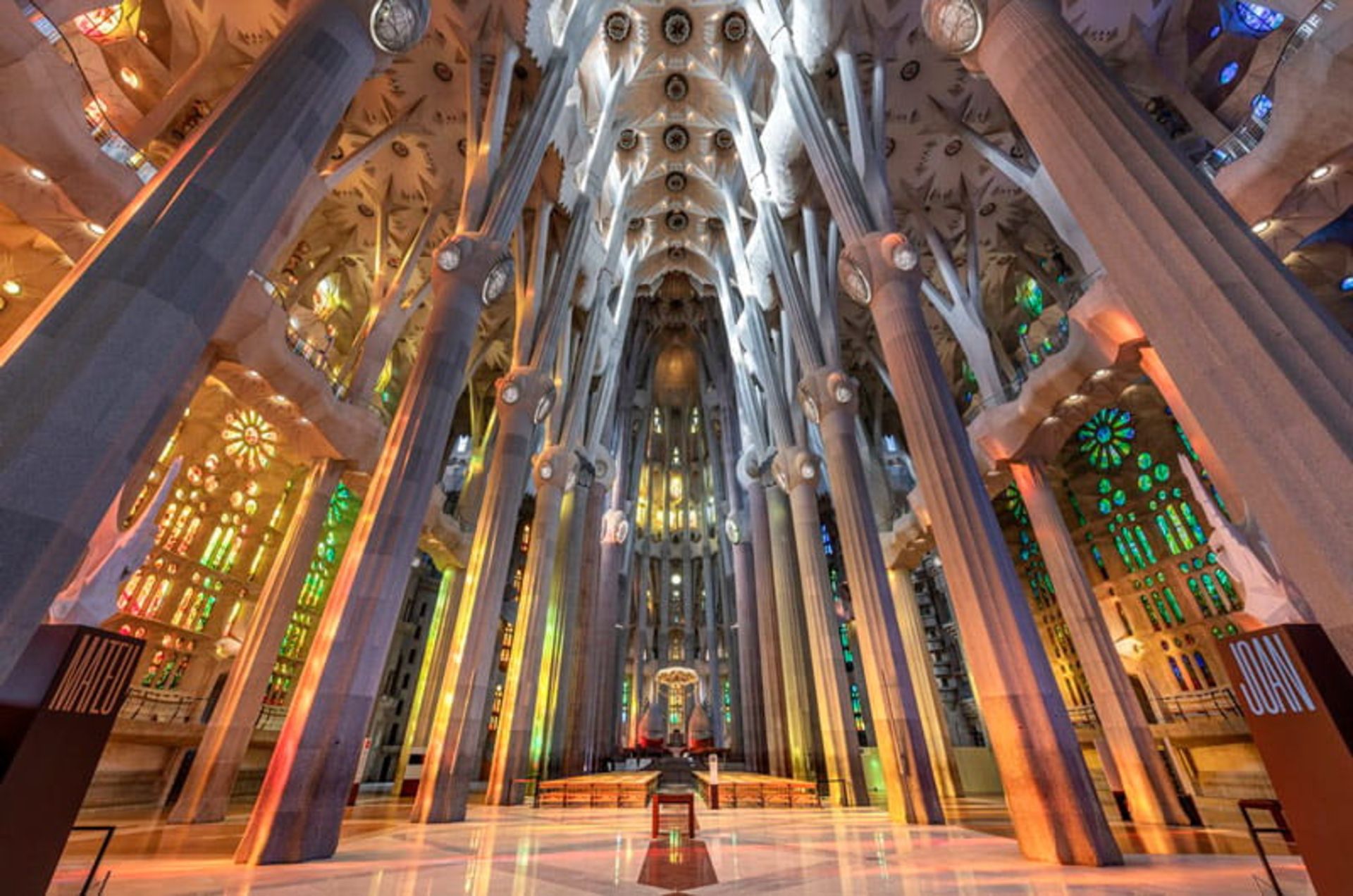 داخل کلیسای ساگرادا فامیلیا؛ منبع عکس: The Barcelona Feeling، عکاس: نامشخص
