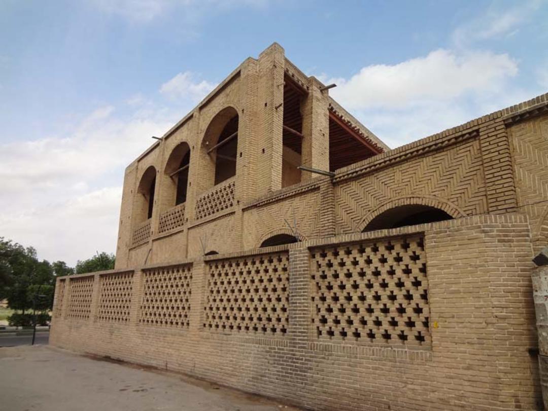 بنای معین التجار؛ منبع عکس: wikimedia؛ عکاس: Nasimhadadinia 