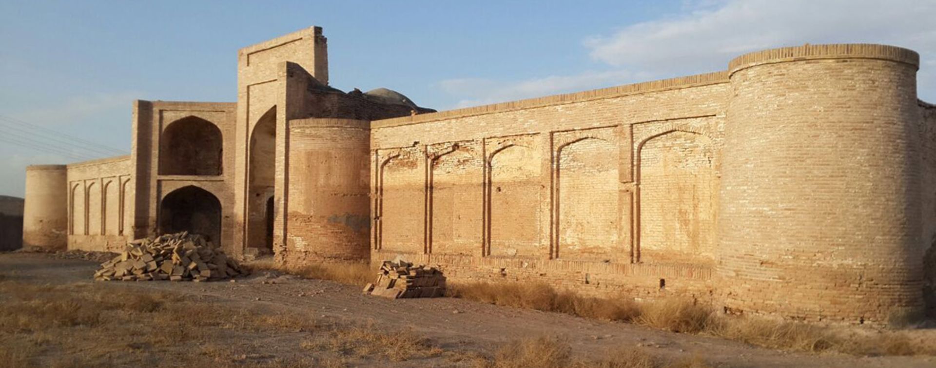 رباط سنگ‌ بست؛ منبع عکس: خبرگزاری صدا و سیما؛ عکاس: نامشخص