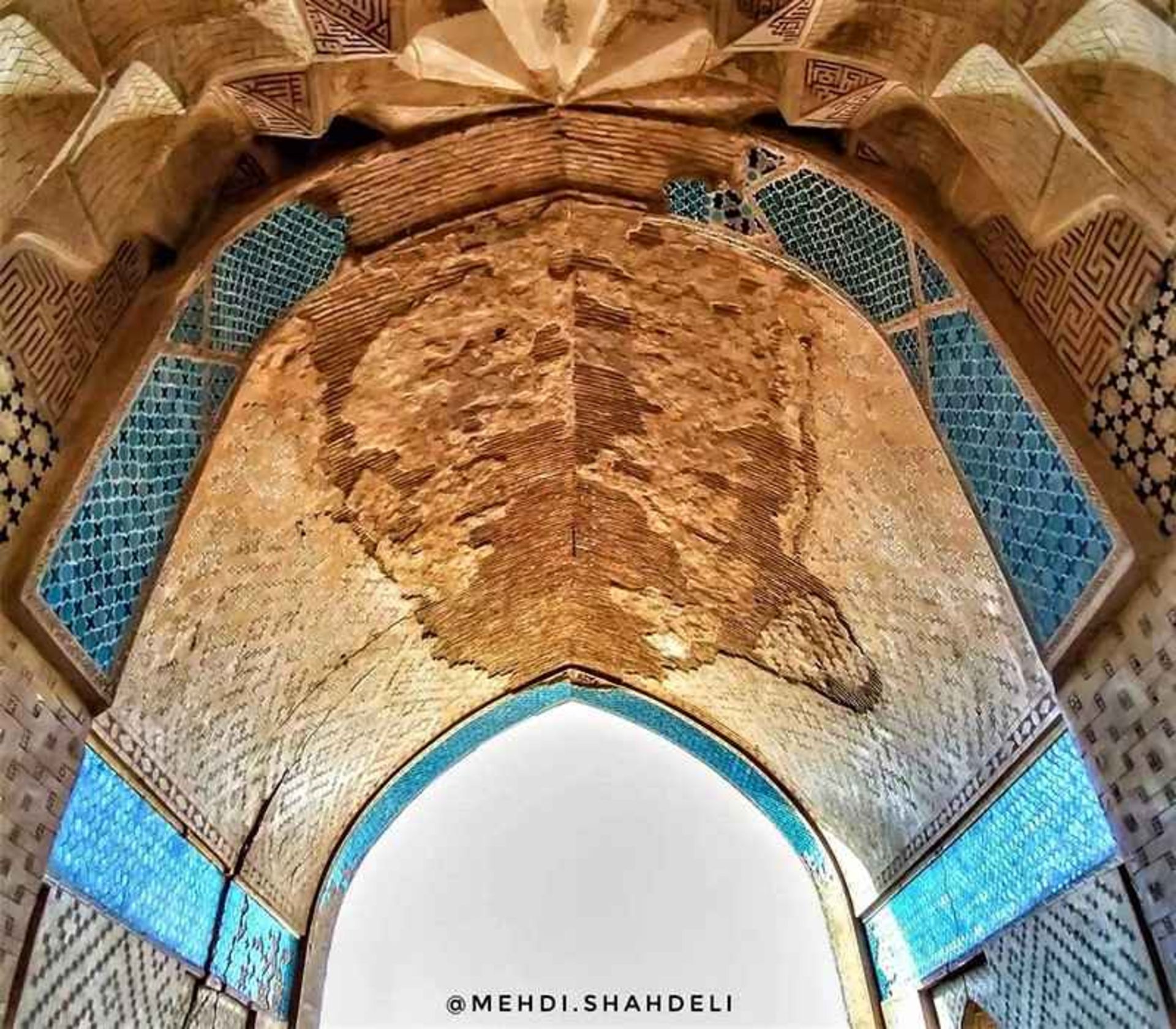 تزیینات کاشی‌کاری در ایوان عمارت پیربکران، منبع عکس: اینستاگرام mehdi.shahdeli@، عکاس: مهدی شاه‌دلی