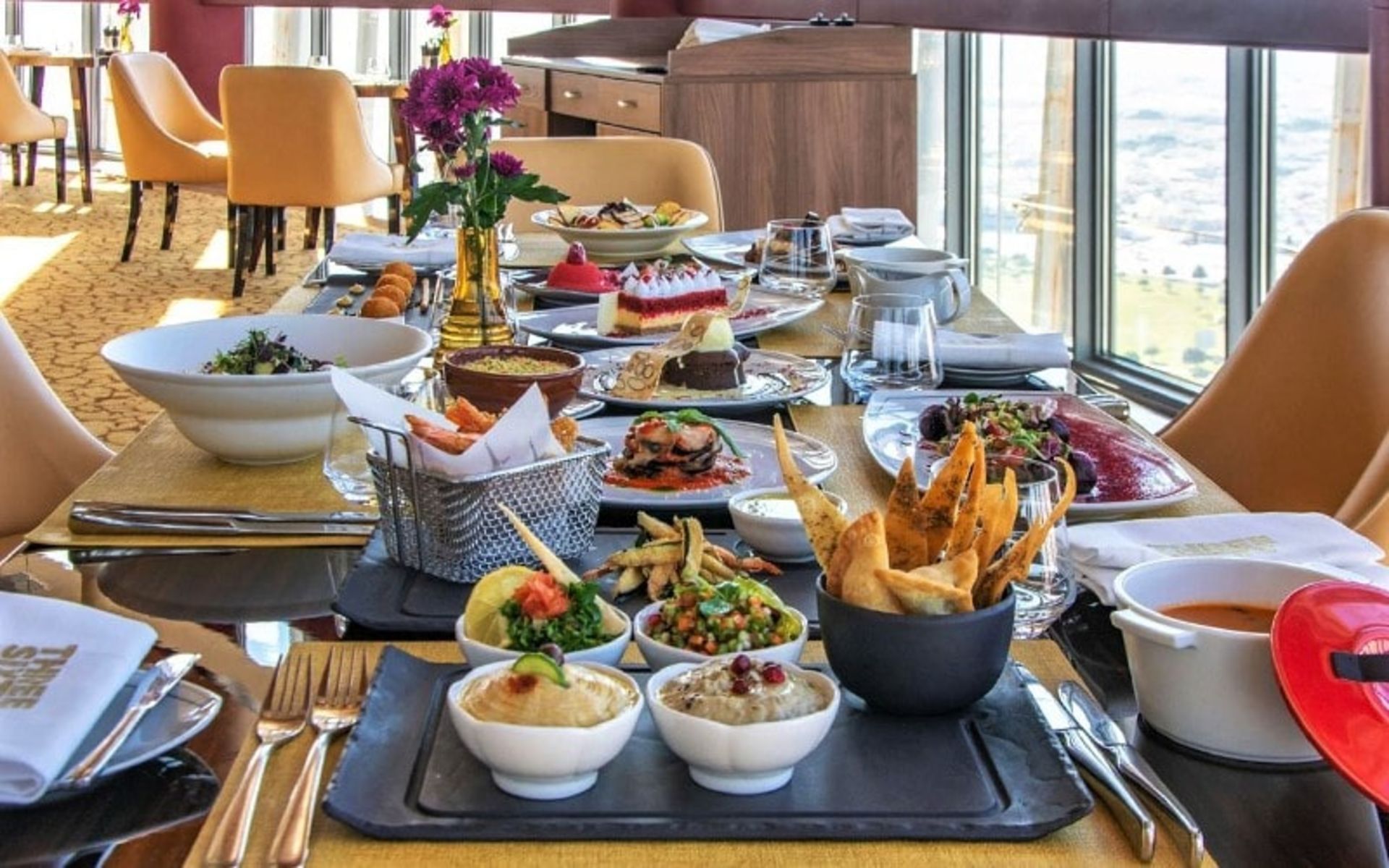 میز غذا در رستوران ۳۶۰ دوحه، منبع عکس: thetorchdoha.com.qa، عکاس: نامشخص