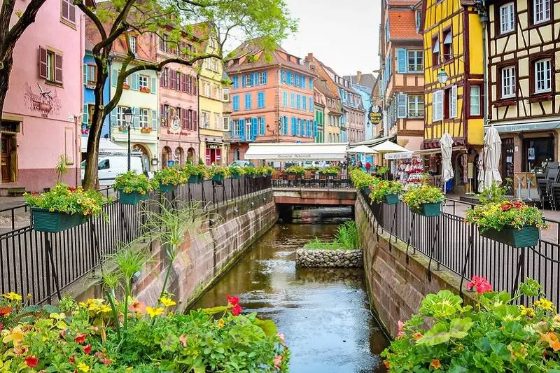 خیابان Old town, Colmar, France؛ منبع عکس: وب‌سایت Adventurousmiriam.com، عکاس: نامشخص