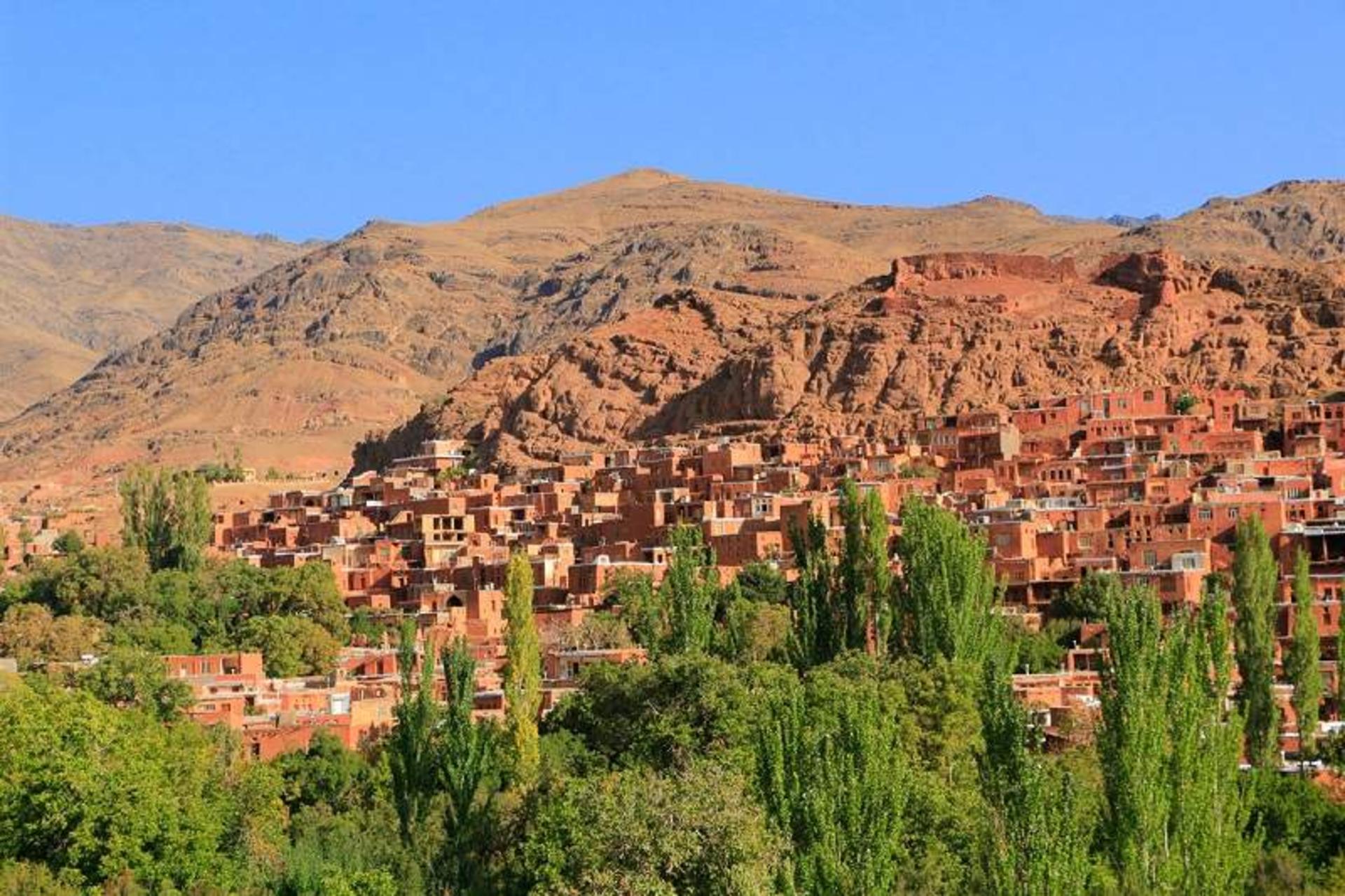 دورنمای روستای پلکانی ابیانه؛ منبع عکس: گوگل مپ؛ عکاس: Mani Fineart