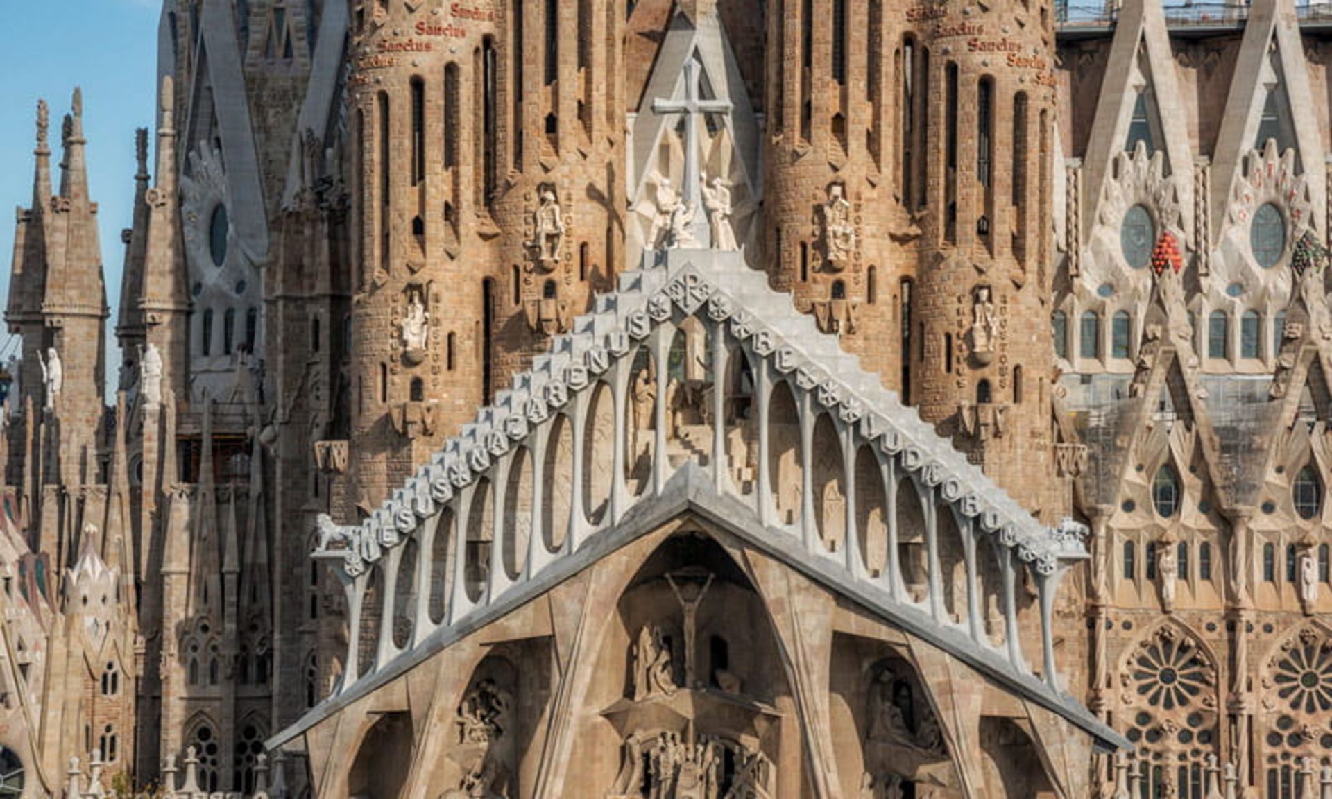 عروج عیسی در نمای مصائب مسیح کلیسای ساگرادا فامیلیا؛ منبع عکس: Sagrada Familia، عکاس: Pep Daude