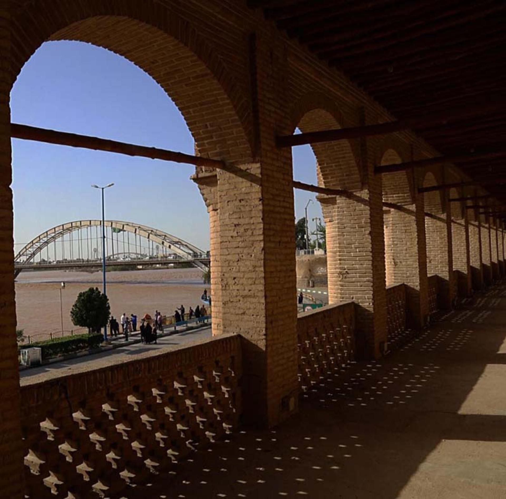 دورنمای پل سفید اهواز از ایوان کاروانسرای معین التجار؛ منبع عکس: گوگل مپ؛ نام عکاس: jādi