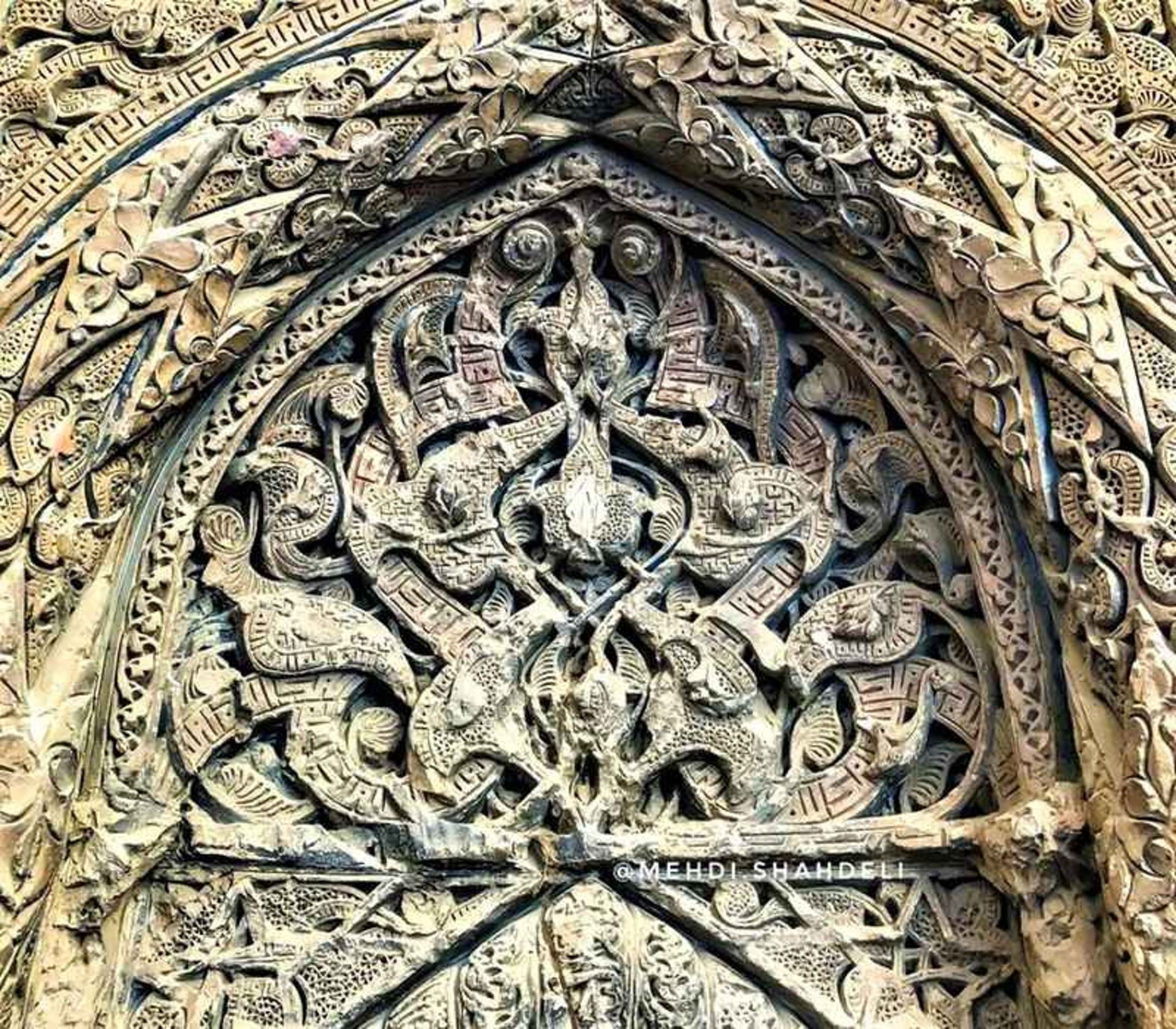 تزیینات عمارت پیربکران از نمای نزدیک، منبع عکس: اینستاگرام mehdi.shahdeli@، عکاس: مهدی شاه‌دلی
