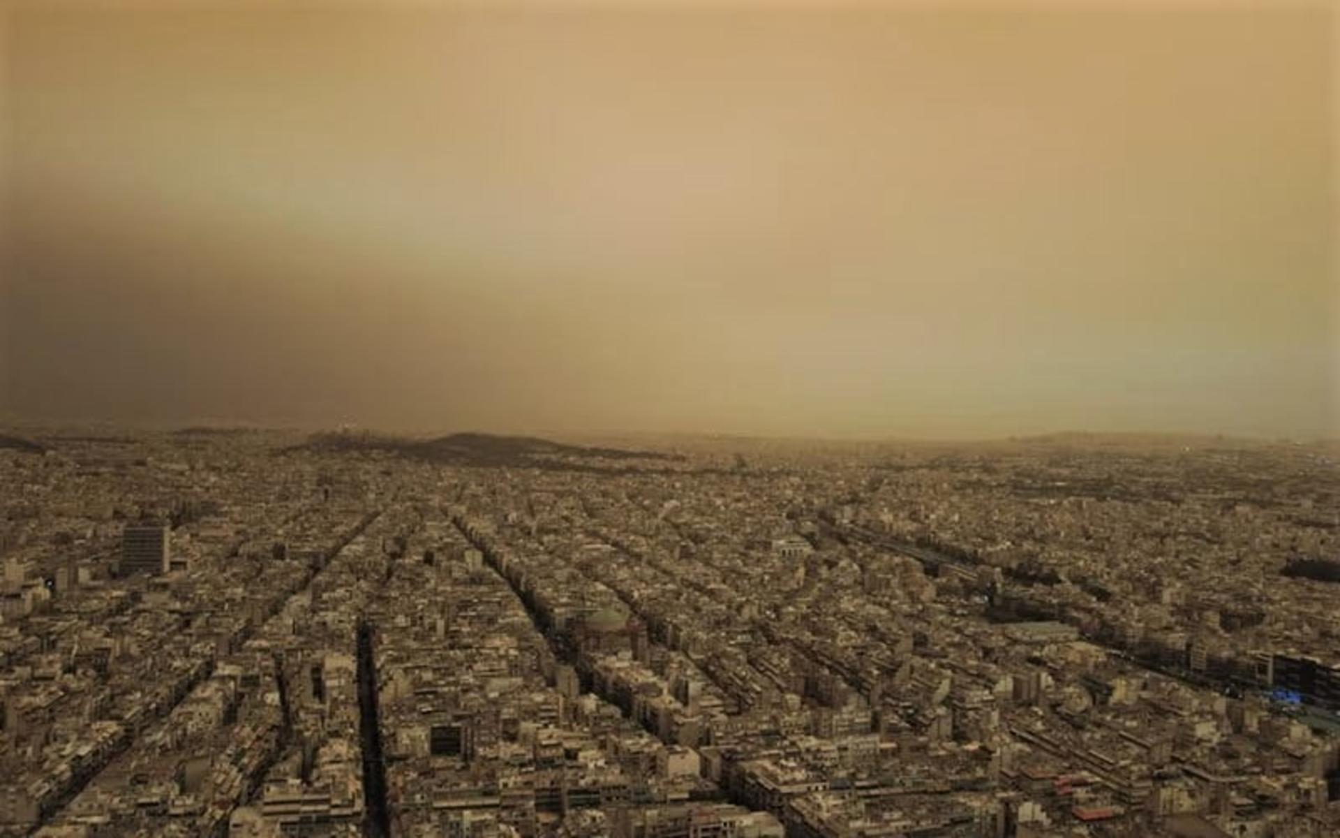 هوای غبارآلود شهر آتن، منبع عکس: Shutterstock، عکاس: Dimitris Aspiotis