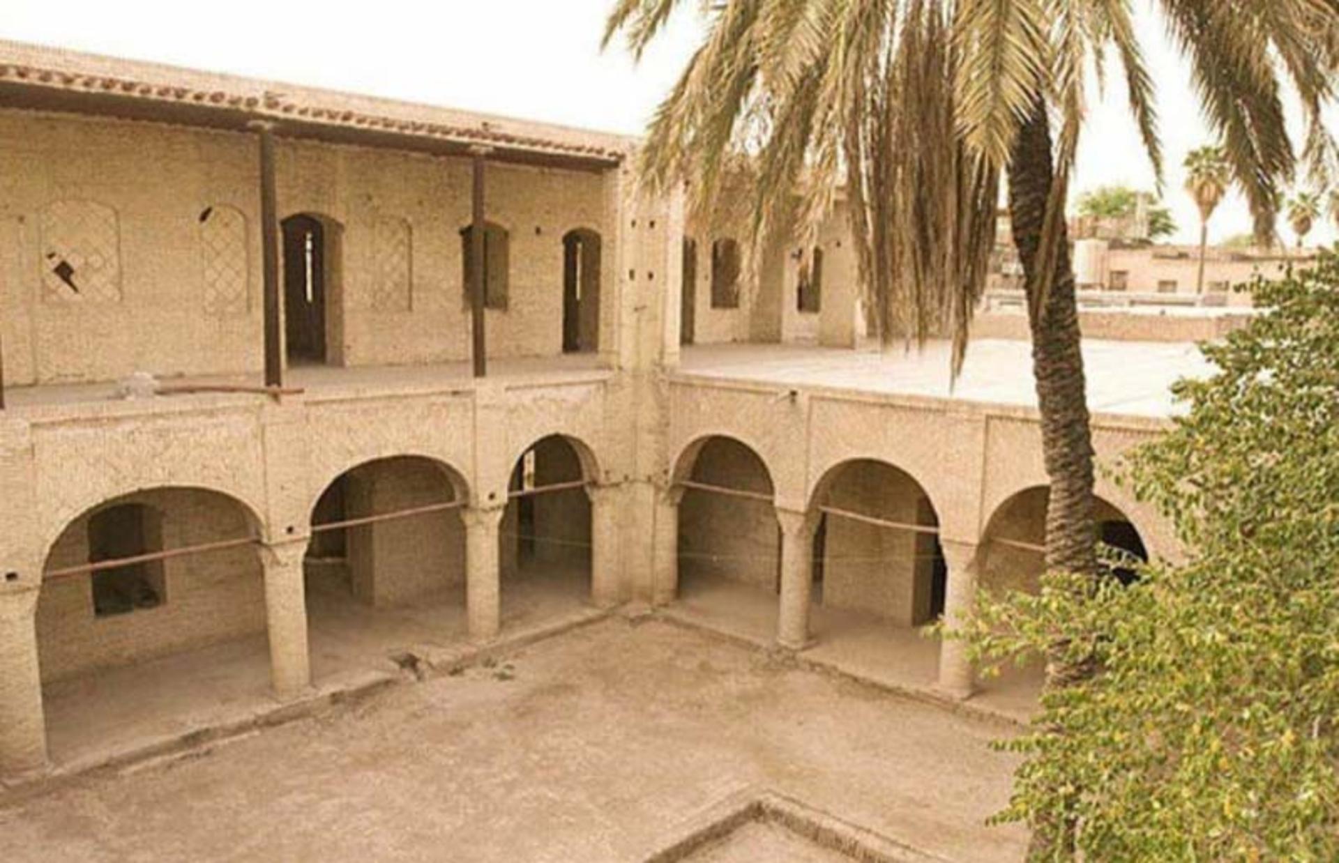 درختان باقیمانده حیاط کاروانسرای معین التجار؛ منبع عکس: گوگل مپ؛ نام عکاس: jādi