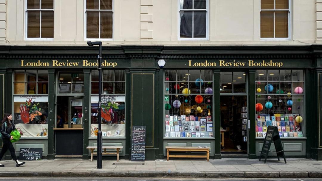 کتابفروشی نقد لندن؛ منبع عکس: The Shopkeepers، عکاس: نامشخص