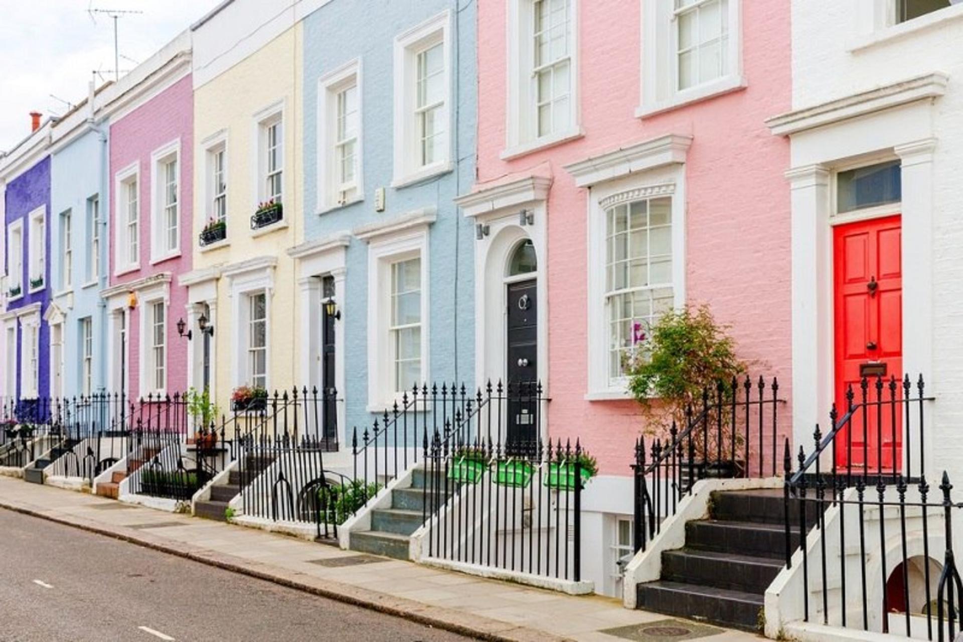 خیابان Notting Hill, London, England؛ منبع عکس: وب‌سایت Housebeautiful.com. عکاس: Alexander Spatari