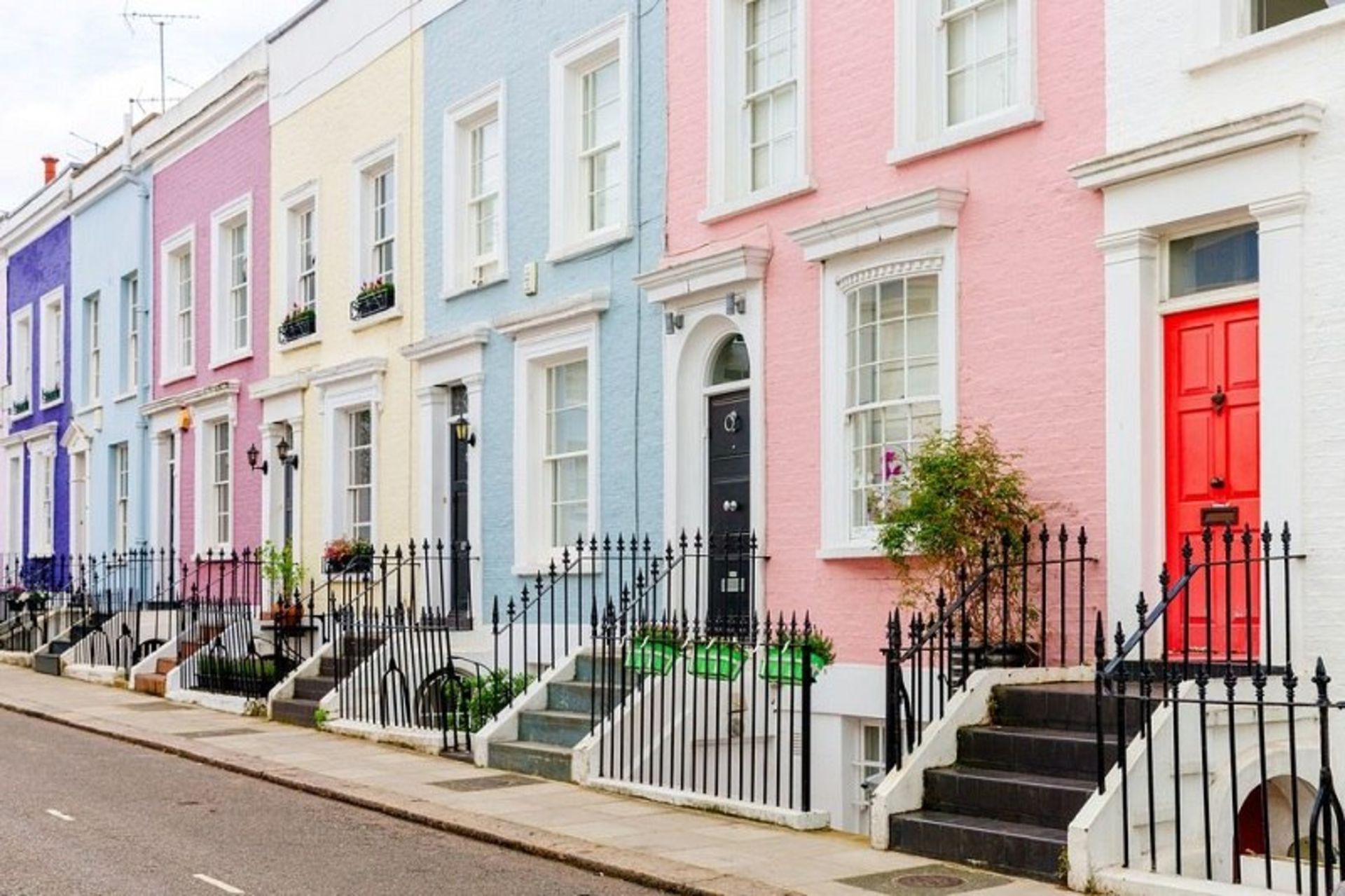خیابان Notting Hill, London, England؛ منبع عکس: وب‌سایت Housebeautiful.com. عکاس: Alexander Spatari