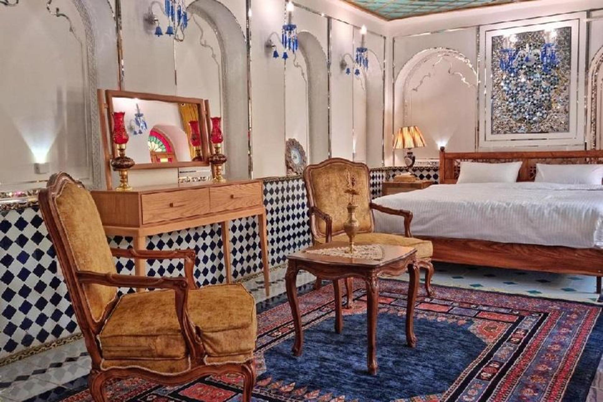 اتاق پنج‌ دری بوتیک هتل سنتی ایراندخت؛ منبع عکس کاور: صفحه اینستاگرام Irandokht_boutiq_hotel. عکاس: نامشخص 