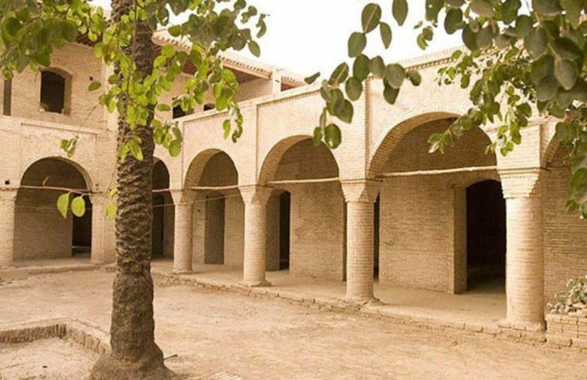 درخت باقیمانده در سرای معین التجار؛ منبع عکس: گوگل مپ؛ نام عکاس: jādi