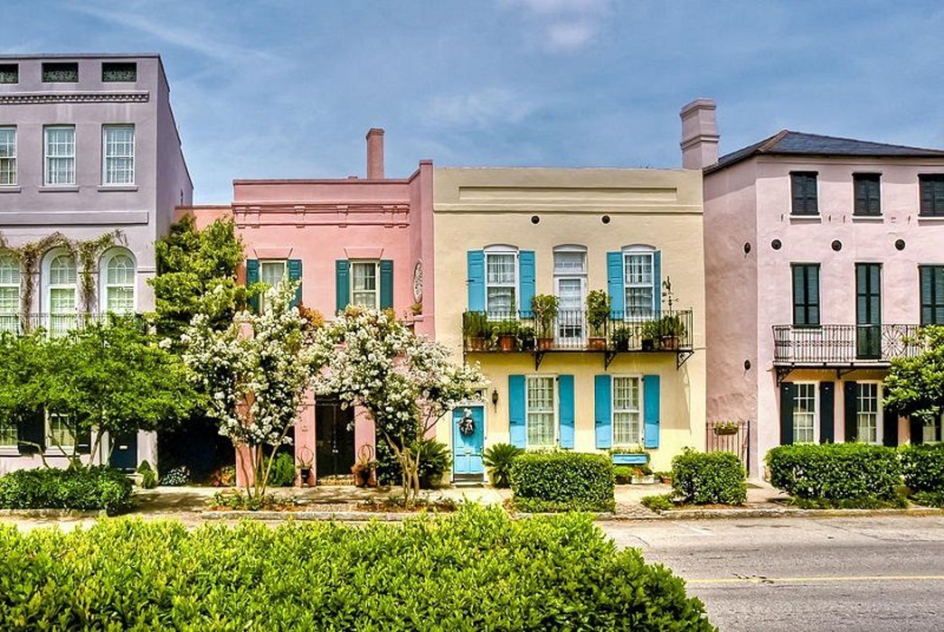 خیابان Rainbow Row, Charleston, South Carolina؛ منبع عکس: وب‌سایت Visit-historic-charleston.com، عکاس: نامشخص