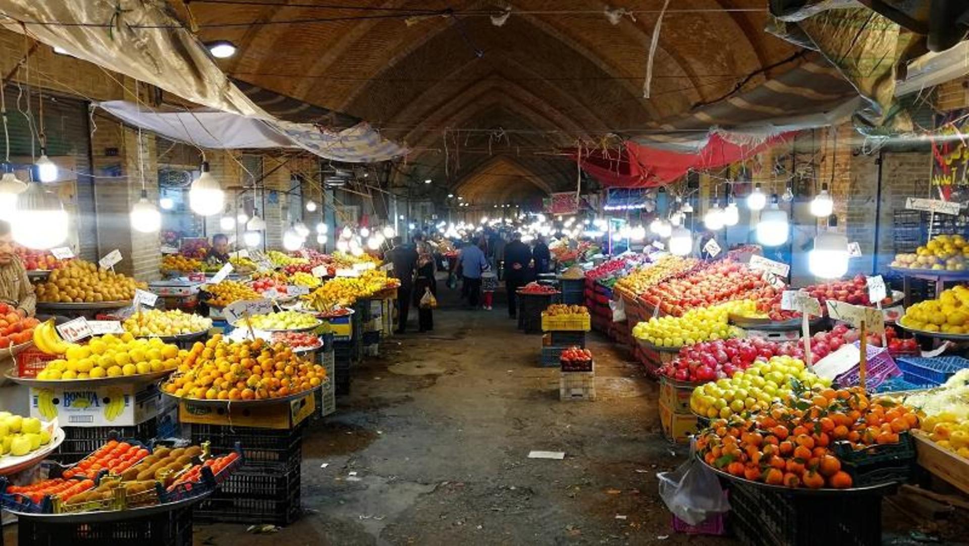 غرفه های فروش میوه‌های تازه در بازار سنتی کرمانشاه؛ منبع عکس: گوگل مپ؛ عکاس: نیما محسن پور