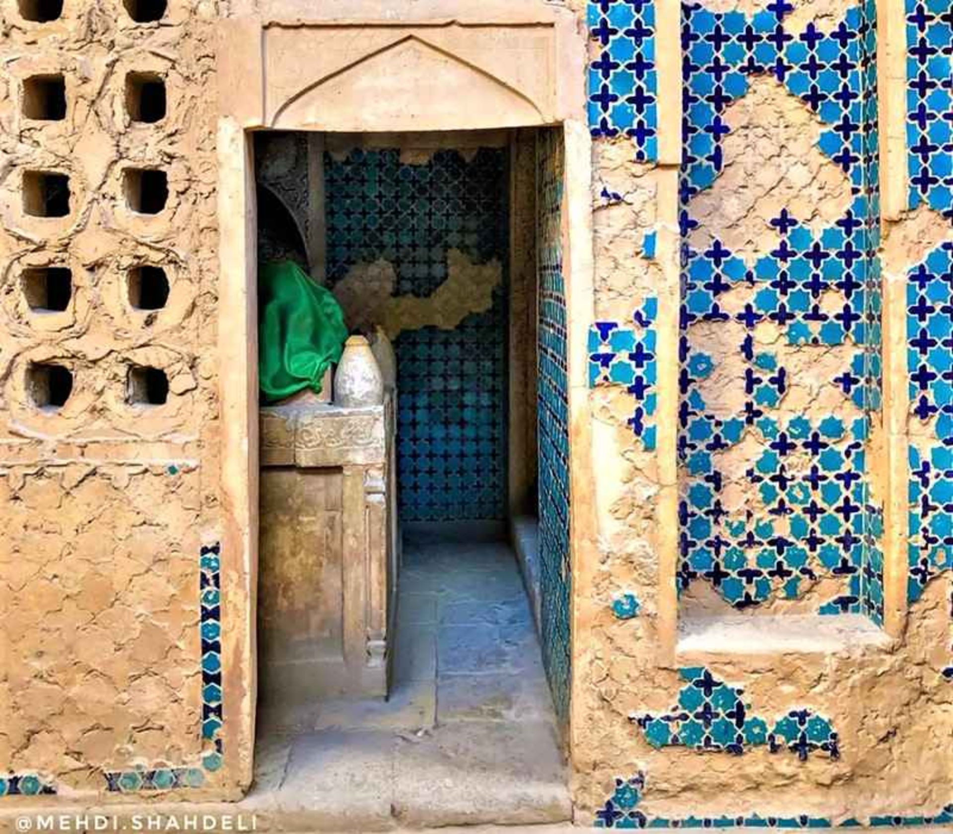 ورودی مقبره پیربکران،‌منبع عکس: اینستاگرام mehdi.shahdeli@، عکاس: مهدی شاه‌دلی 