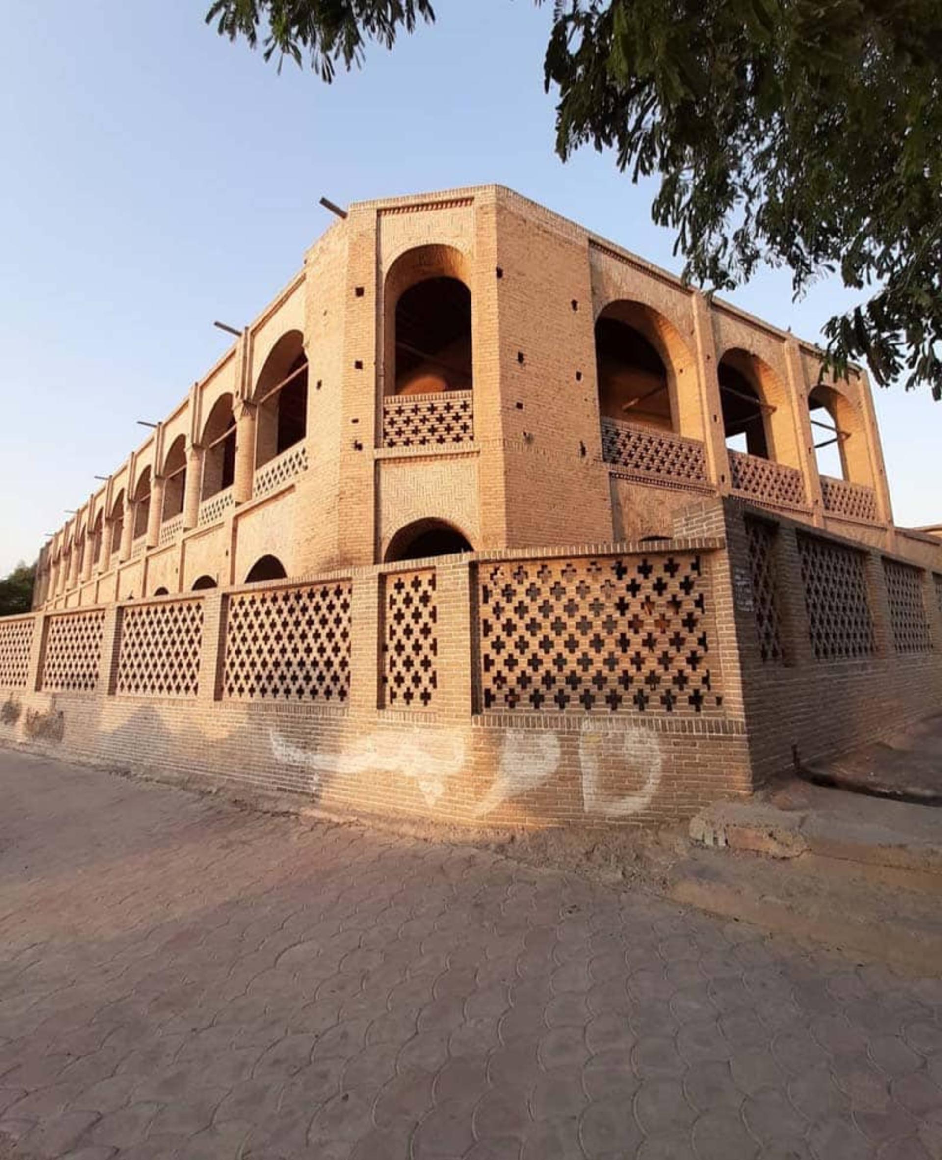 دورنمایی از کاروانسرای معین التجار؛ منبع عکس: گوگل مپ؛ نام عکاس: jādi