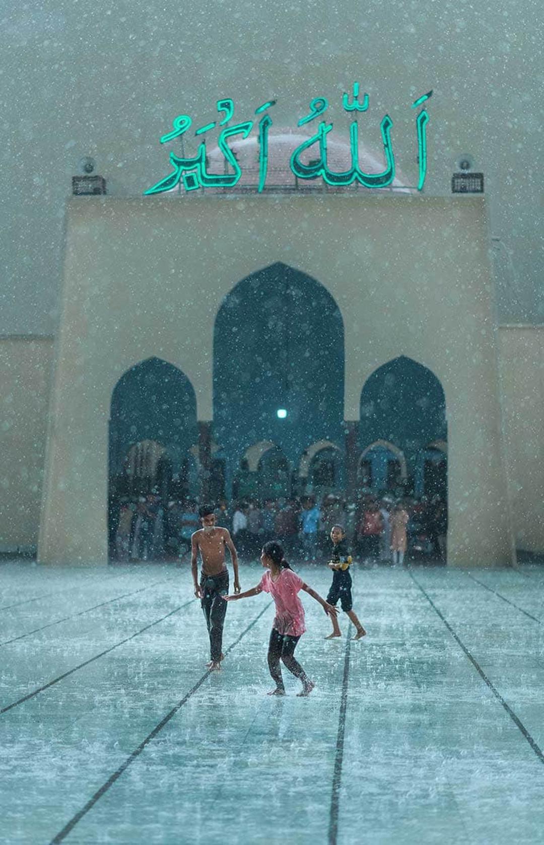 بازی کودکان در صحن بارانی مسجدی در داکا
