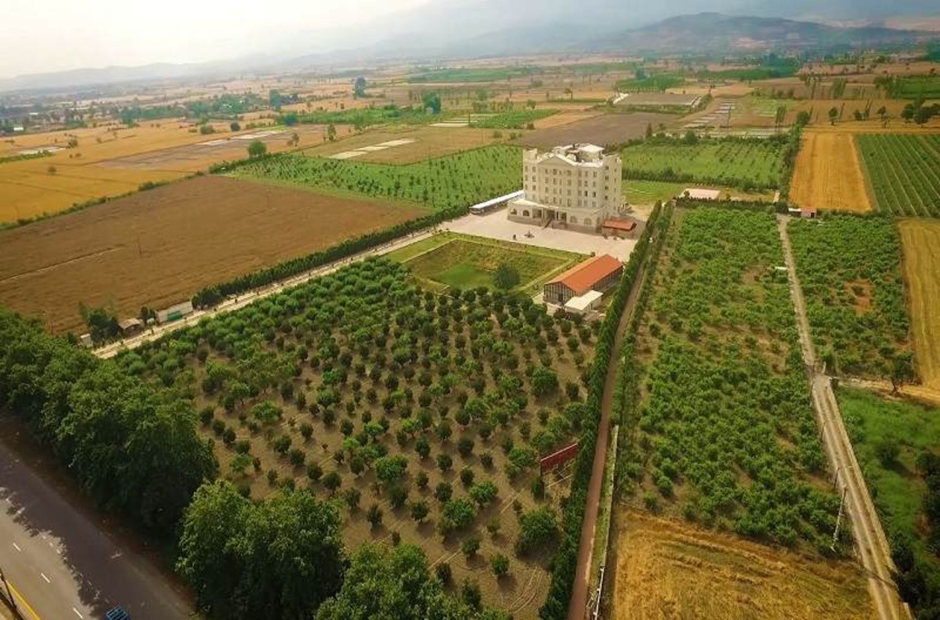 نمای باز هوایی از هتل قصر بوتانیک گرگان؛ منبع عکس: وب‌سایت Hotelbotanic.com. عکاس: نامشخص