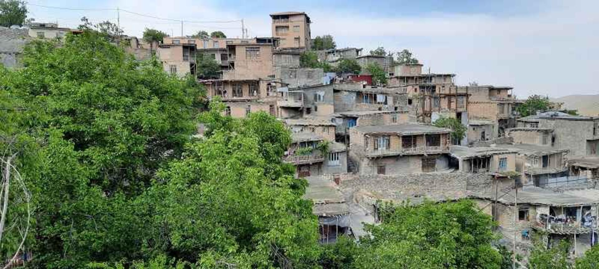 دورنمایی زیبا از روستای پلکانی کنگ؛ منبع عکس: گوگل مپ؛ عکاس: علیرضا خاتمی نیا