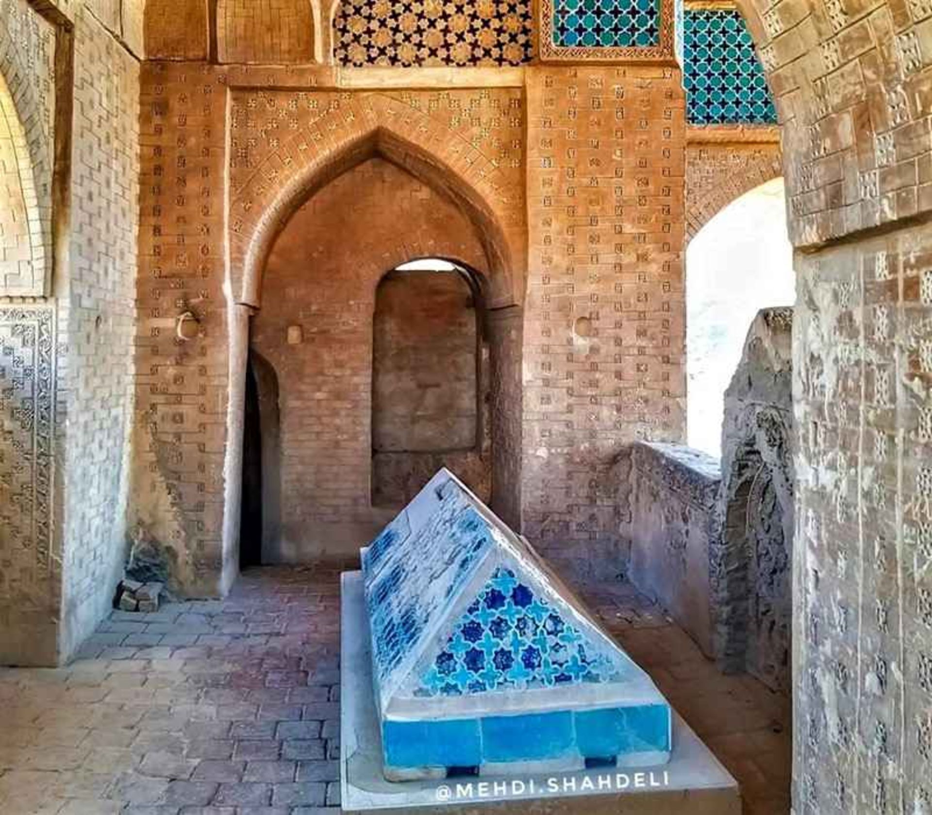 مقبره مثلثی شکل در عمارت پیربکران، منبع عکس: اینستاگرام mehdi.shahdeli@، عکاس: مهدی شاه‌دلی