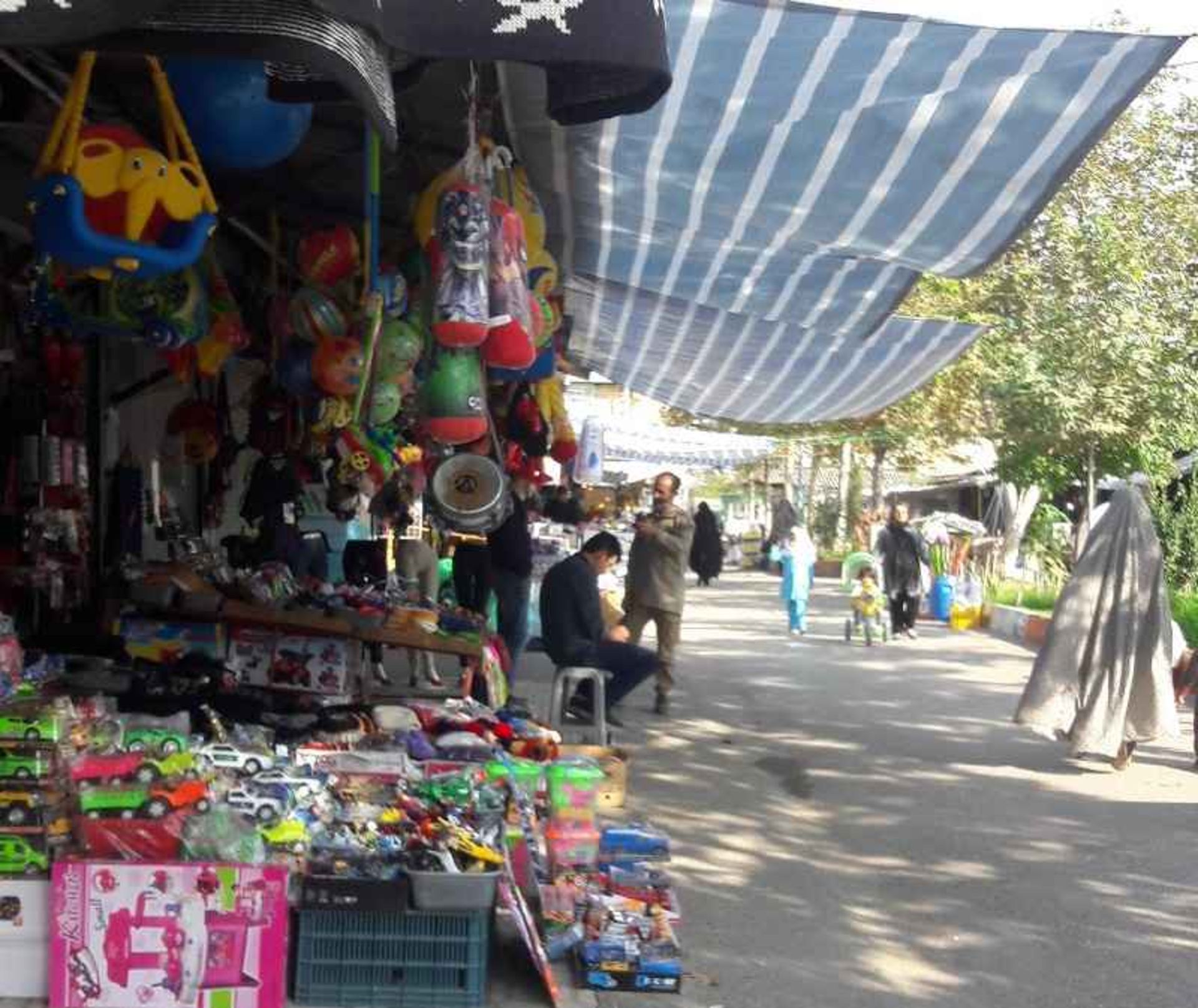 فروشگاه اسباب بازی در بازار روز راهبند ساری؛ منبع عکس: گوگل مپ؛ عکاس: فرزاد سلطانی