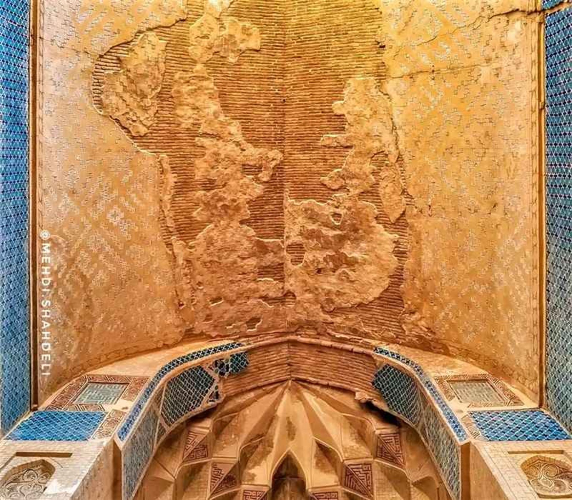 تزیینات زیر ایوان عمارت پیربکران، منبع عکس: اینستاگرام mehdi.shahdeli@، عکاس: مهدی شاه‌دلی