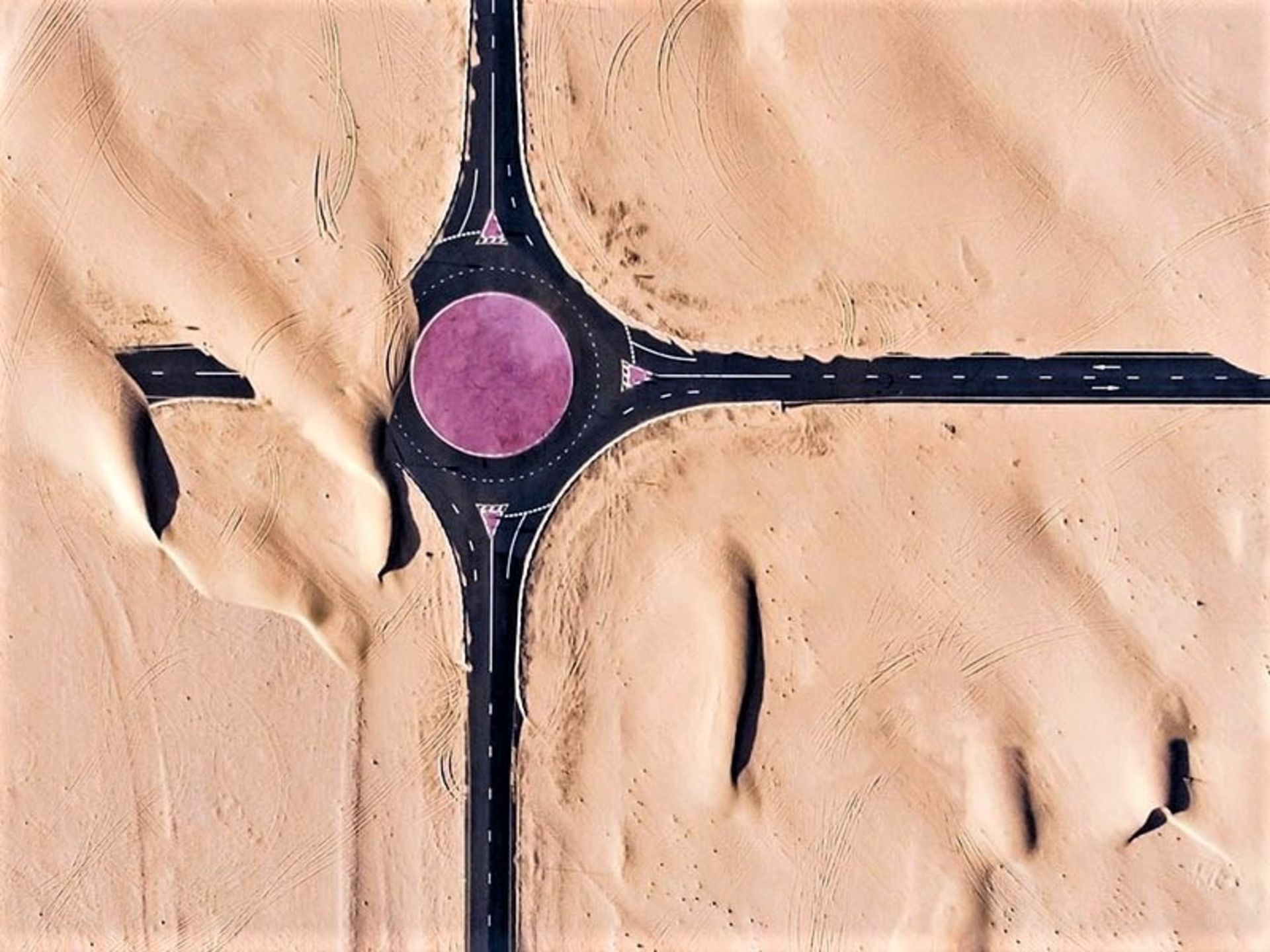 تقاطع بنفش‌رنگ در صحرای دبی، منبع عکس: 121clicks.com، عکاس: Irenaeus Herok