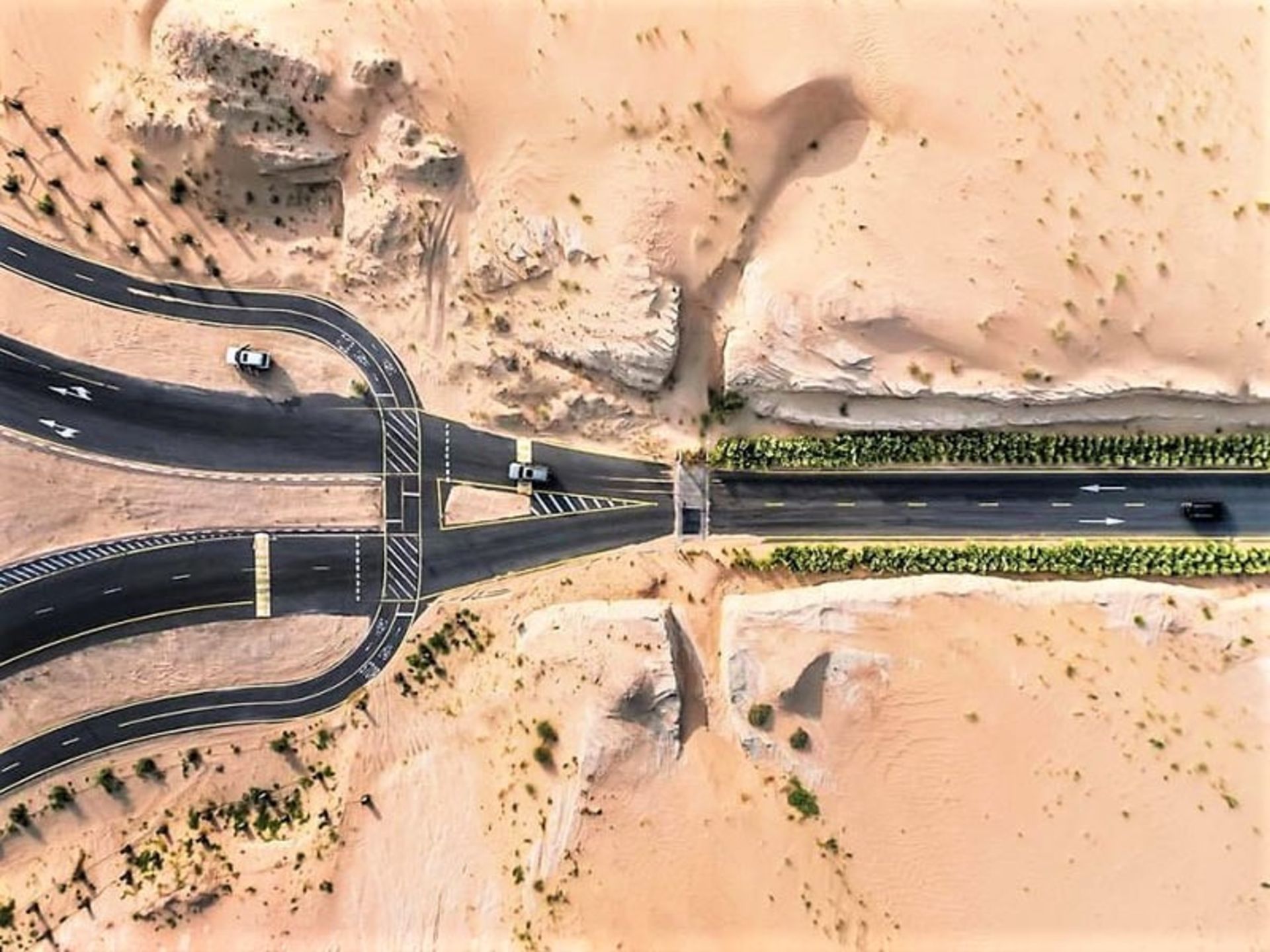 عکس هوایی از جاده‌های مختلف در صحرای دبی، منبع عکس: 121clicks.com، عکاس: Irenaeus Herok