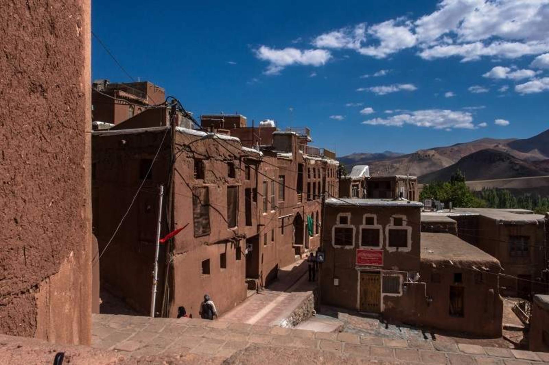 کوچه‌های و معابر روستای ابیانه؛ منبع عکس: گوگل مپ؛ عکاس: Cesare Barbanera